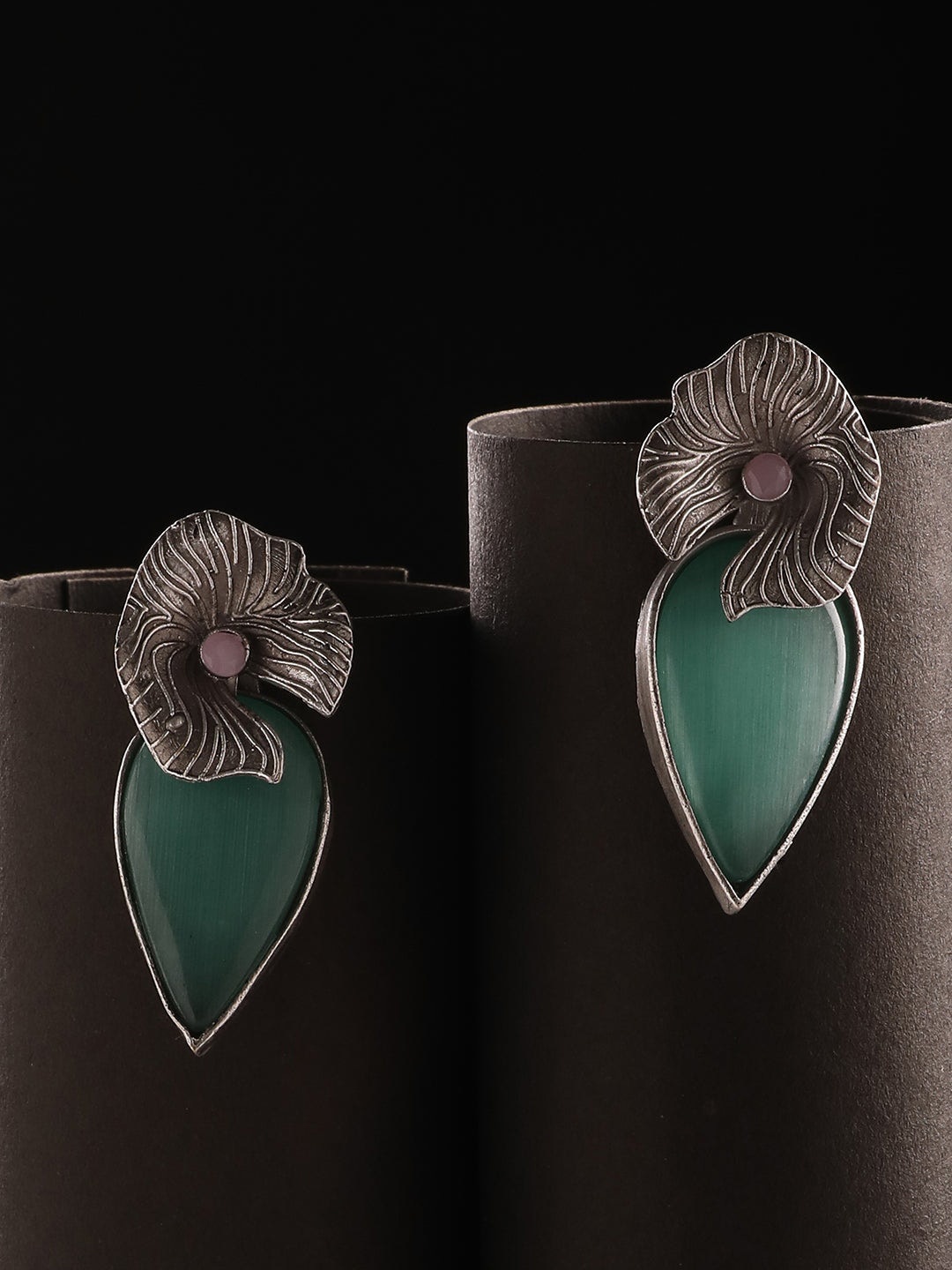 

Niska Emerald Studded Contemporary Studs Earrings, Silver