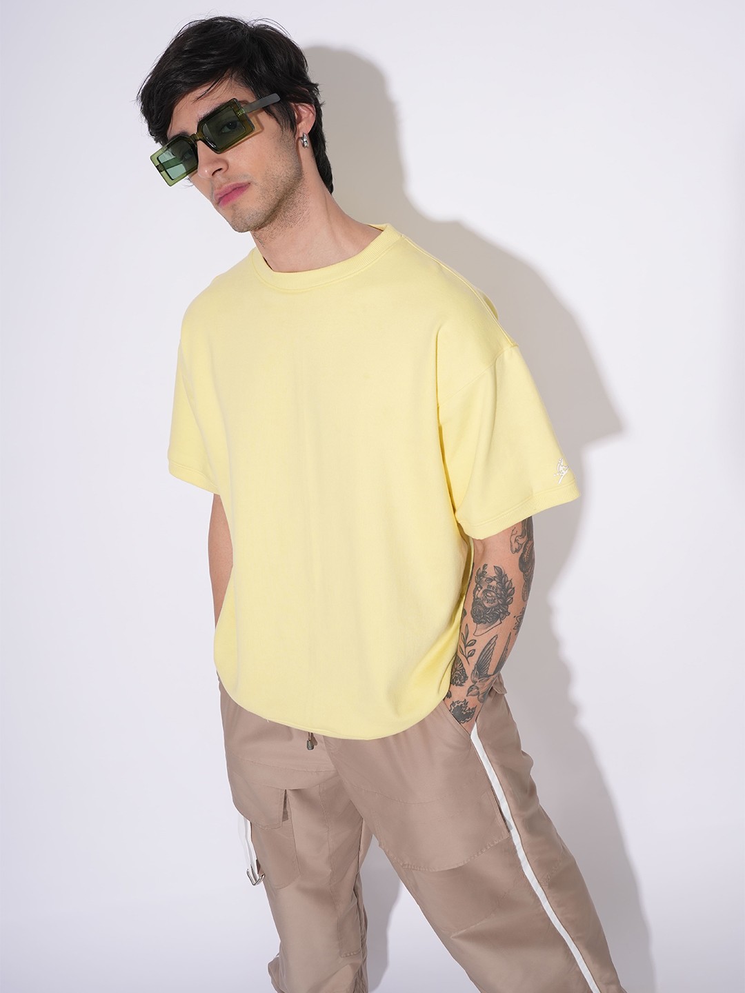 

KOLORTHERAPI Men Solid Round Neck Regular Sleeves Block 1 T-shirt, Yellow