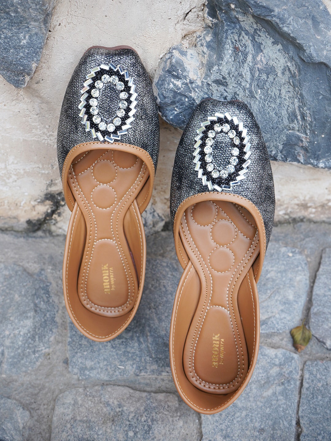 

Anouk Women Ethnic Mojaris, Black