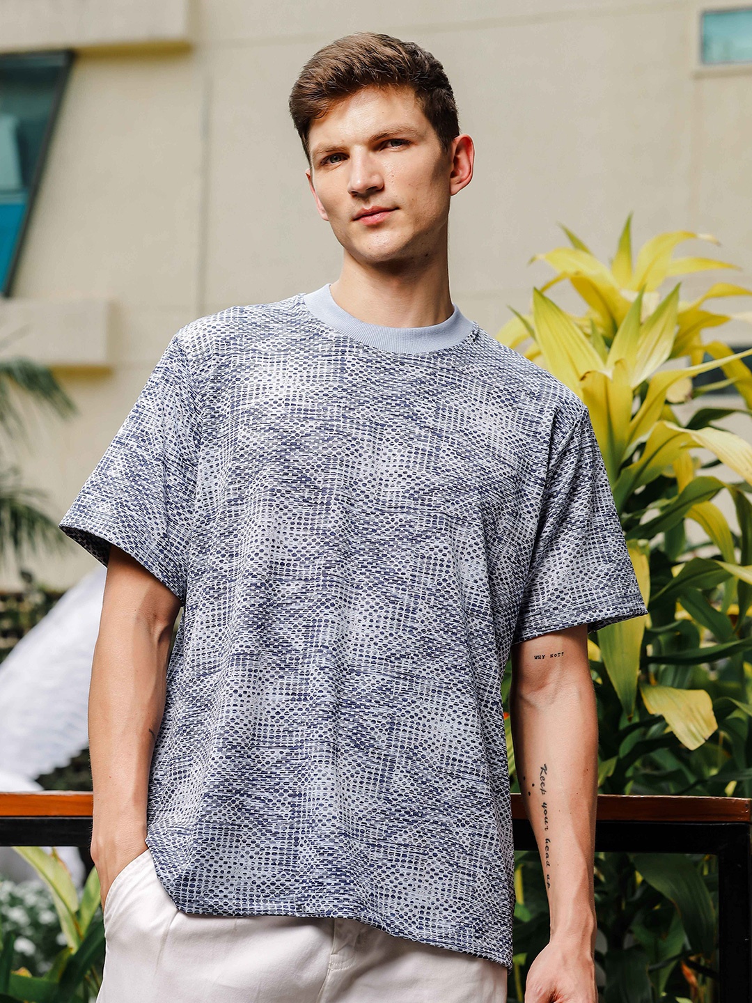 

TOMHIDDLE Men Printed Round Neck Cotton T-shirt, Grey