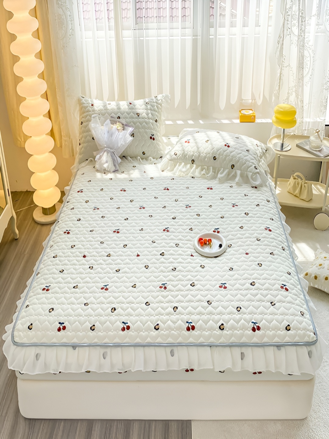 

JC HOME White & Red Graphic 160 TC Fitted Queen Bedsheet with 2 Pillow Covers