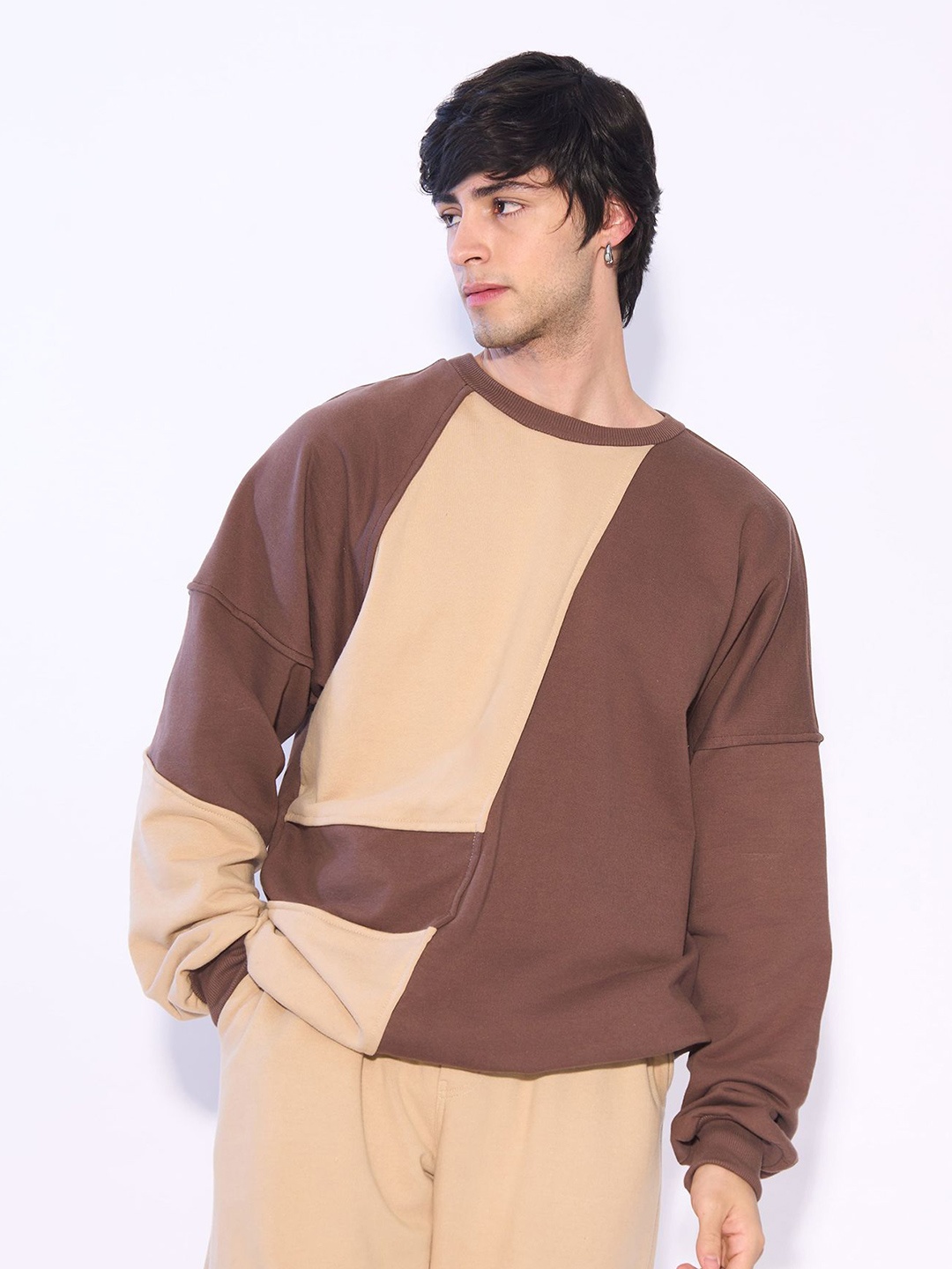 

KOLORTHERAPI Men Colourblocked Round Neck T-shirt, Coffee brown