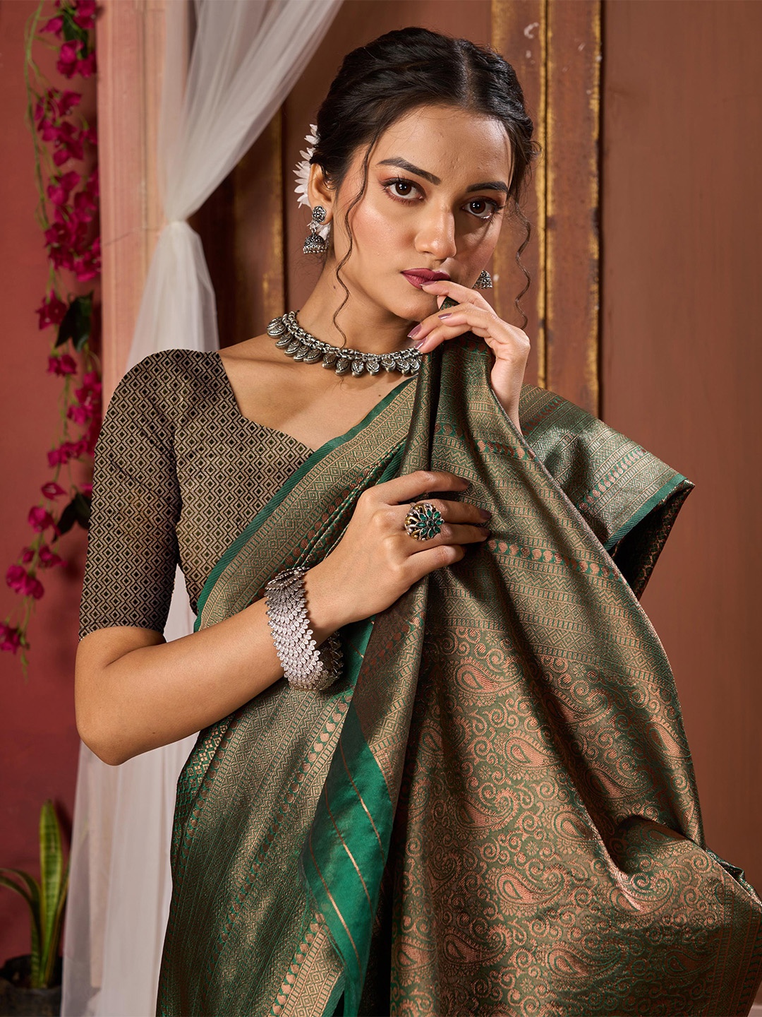 

AADVIKA Ethnic Motifs Zari Art Silk Banarasi Saree, Green