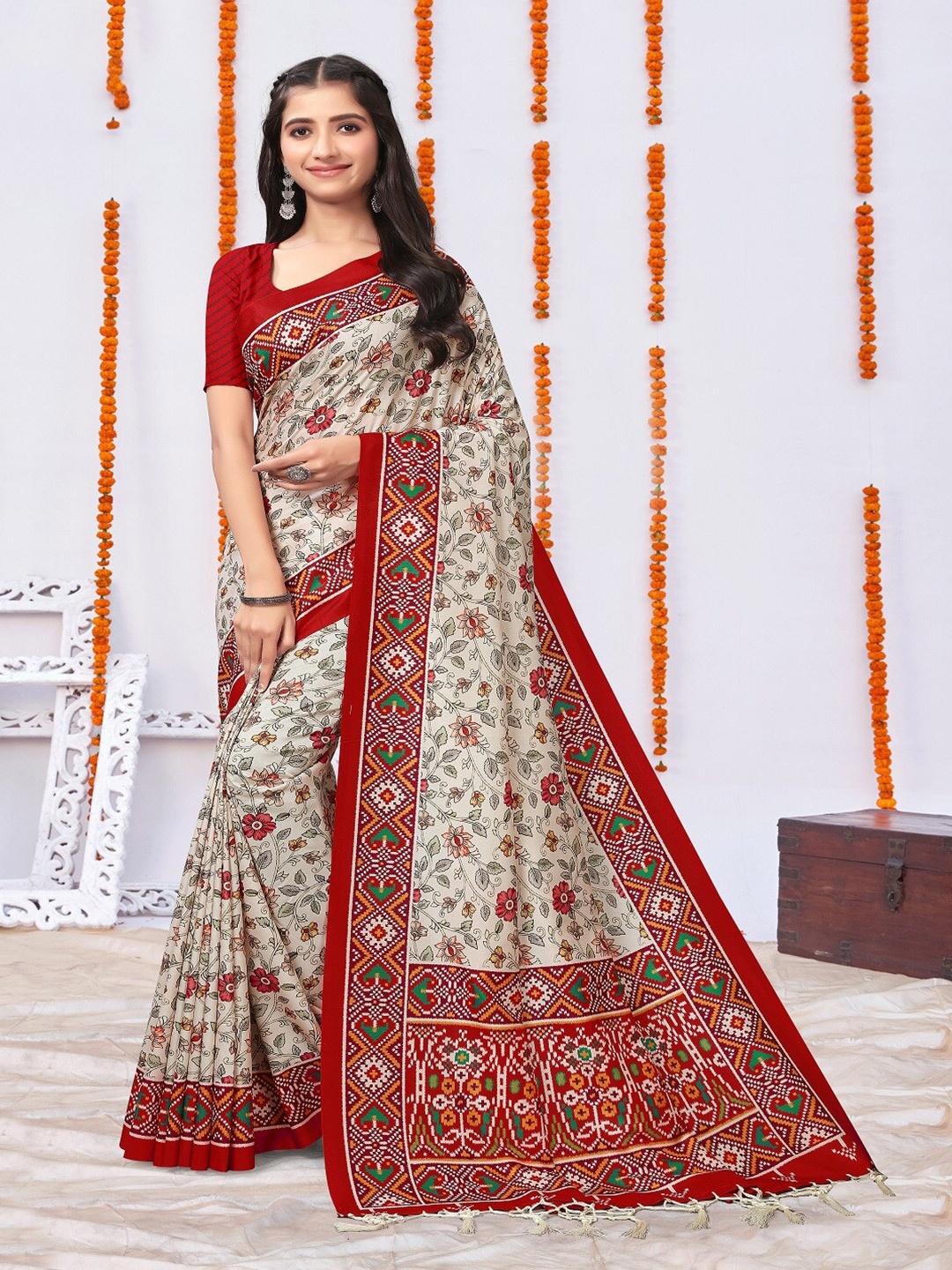 

ARYZE Floral Patola Print Silk Blend Saree, Off white