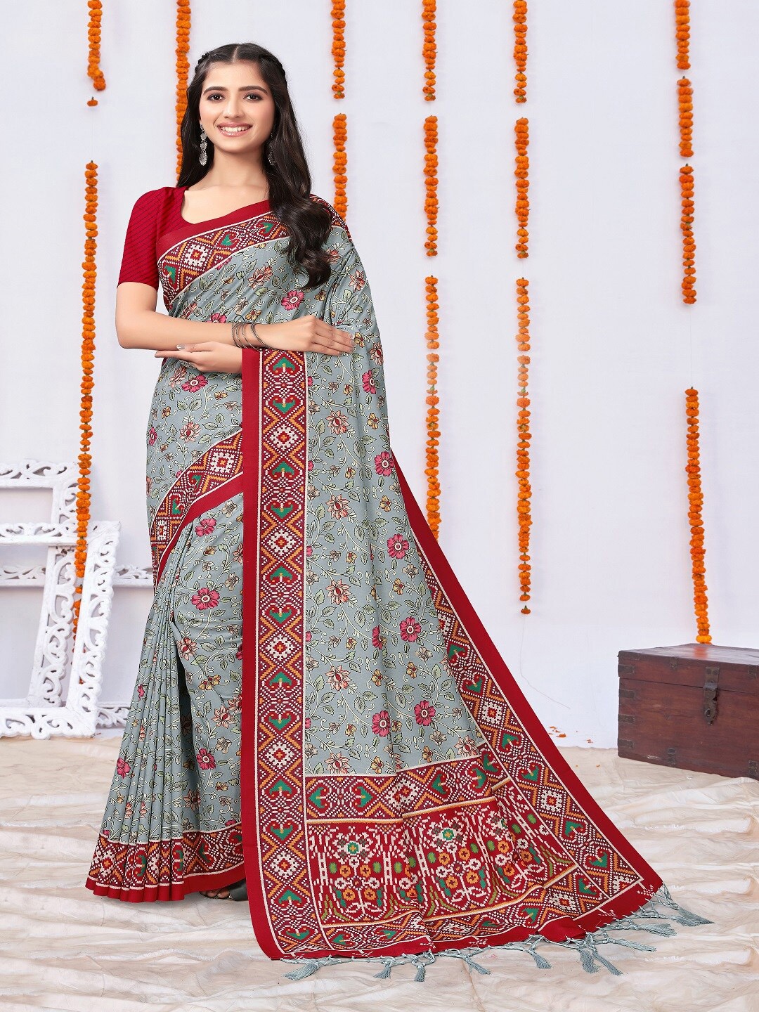 

ARYZE Floral Silk Blend Saree, Grey