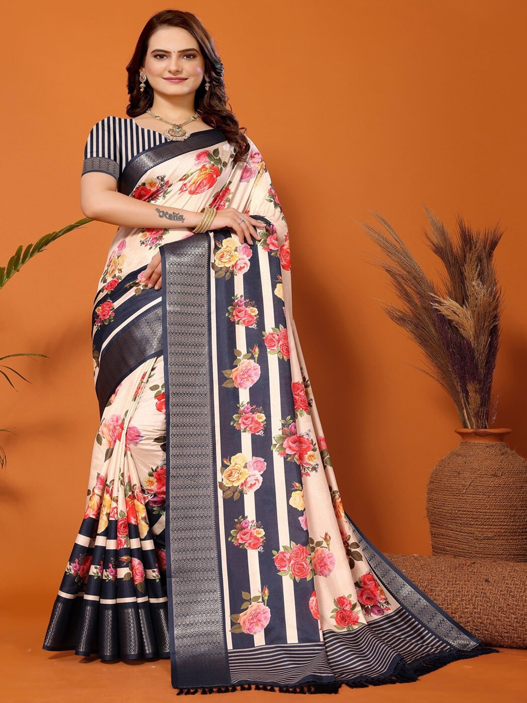

ARYZE Floral Zari Saree, Pink