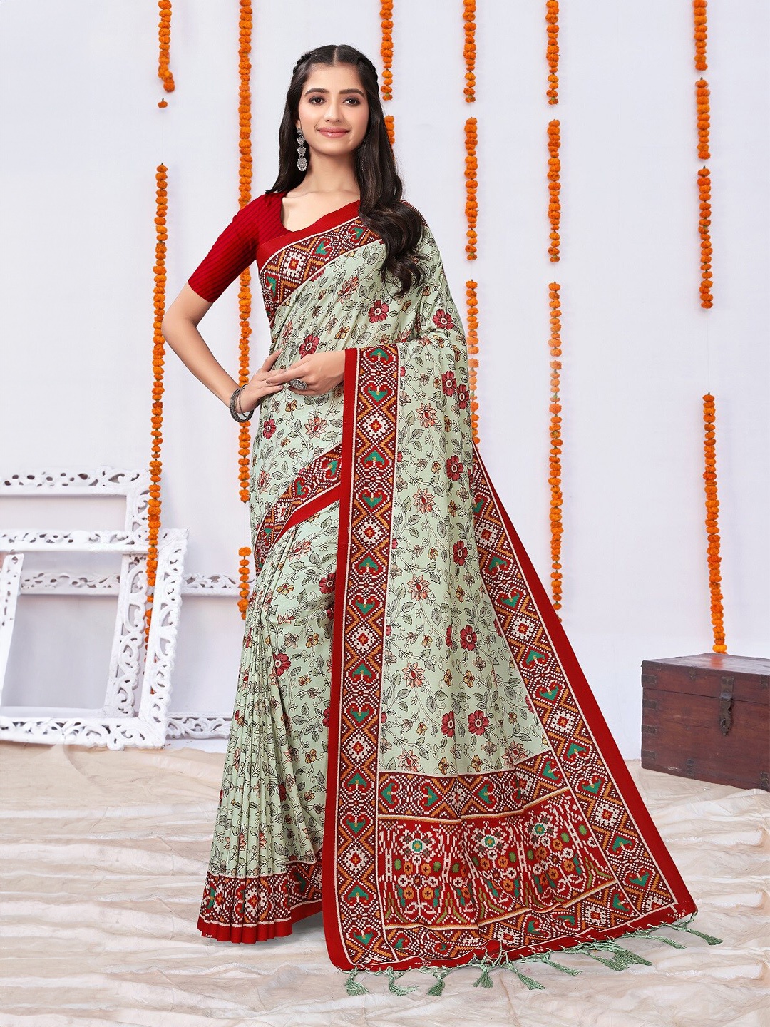 

ARYZE Floral Silk Blend Saree, Green