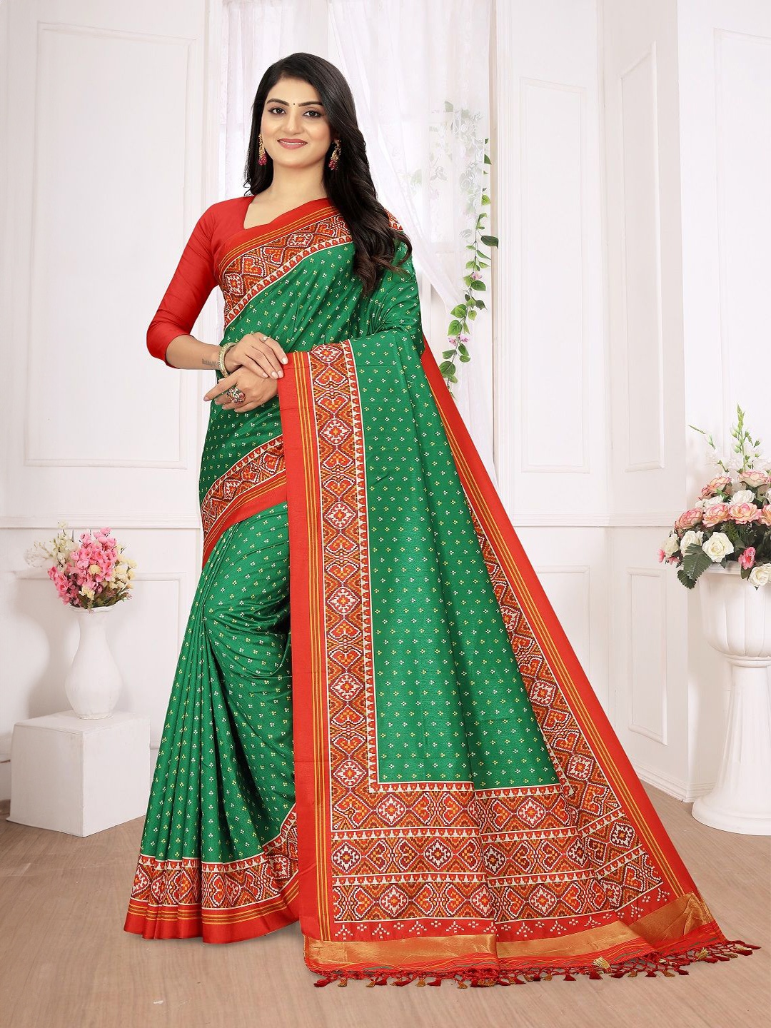 

ARYZE Ethnic Motifs Zari Silk Blend Saree, Green