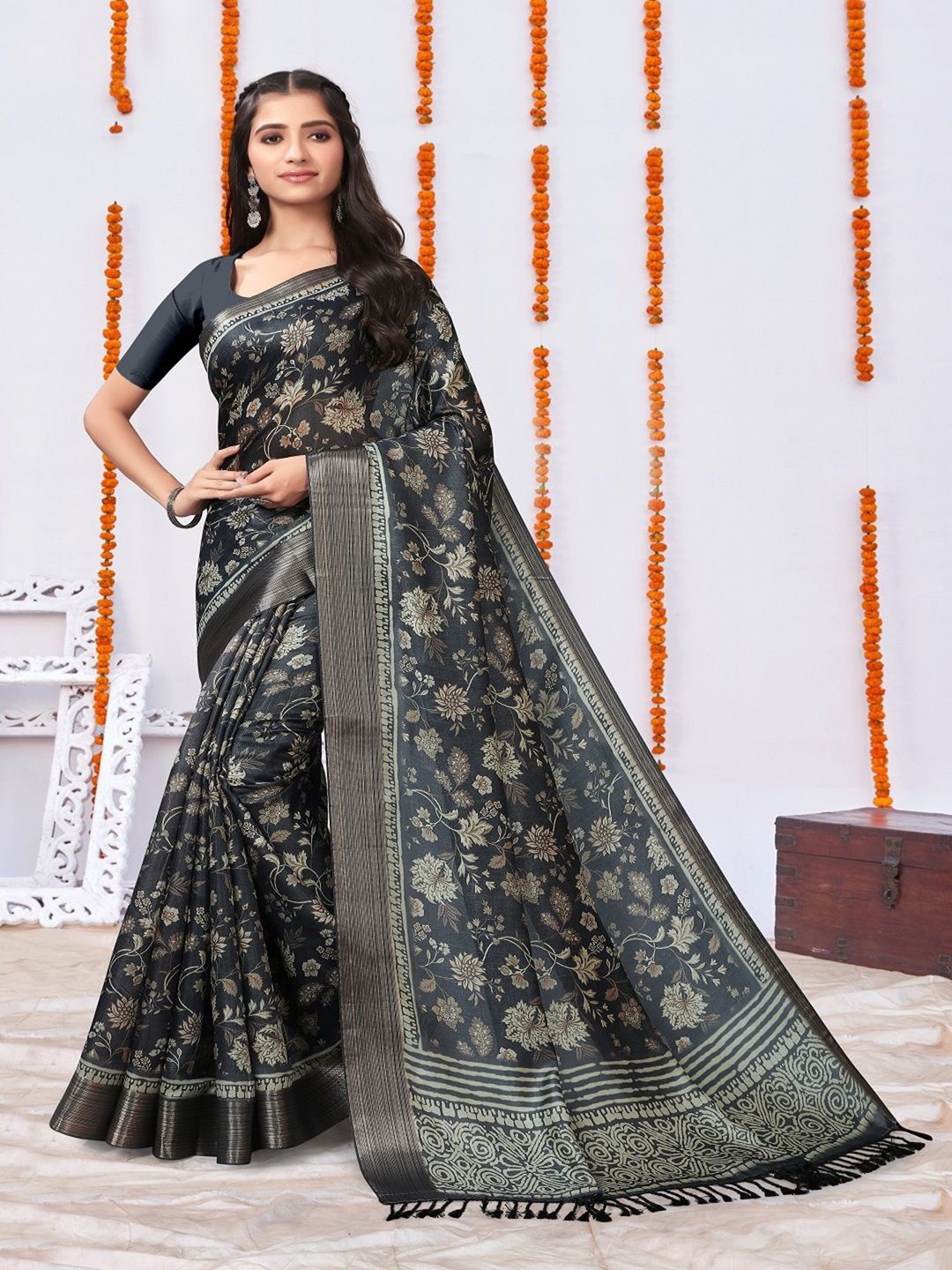 

ARYZE Floral Printed Zari Saree, Black