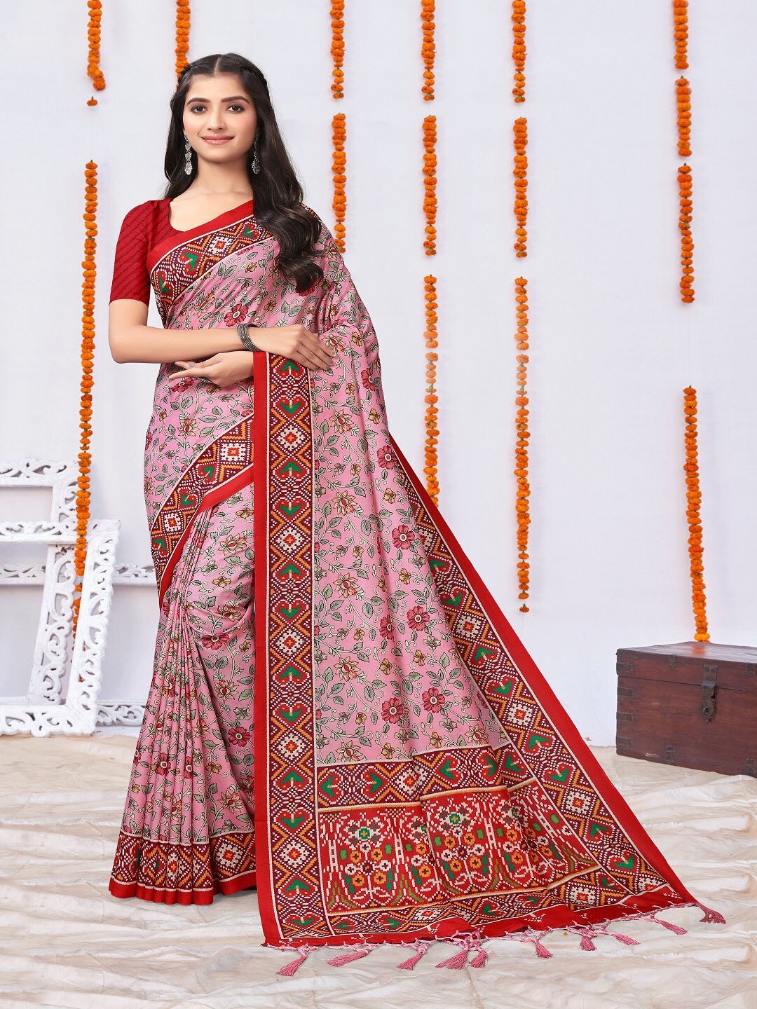 

ARYZE Floral Silk Blend Saree, Pink