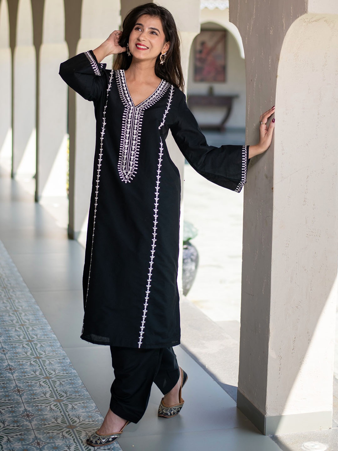 

Label Shaurya Sanadhya Floral Printed V-Neck Three-Quarter Sleeves Kurta with Salwar, Black