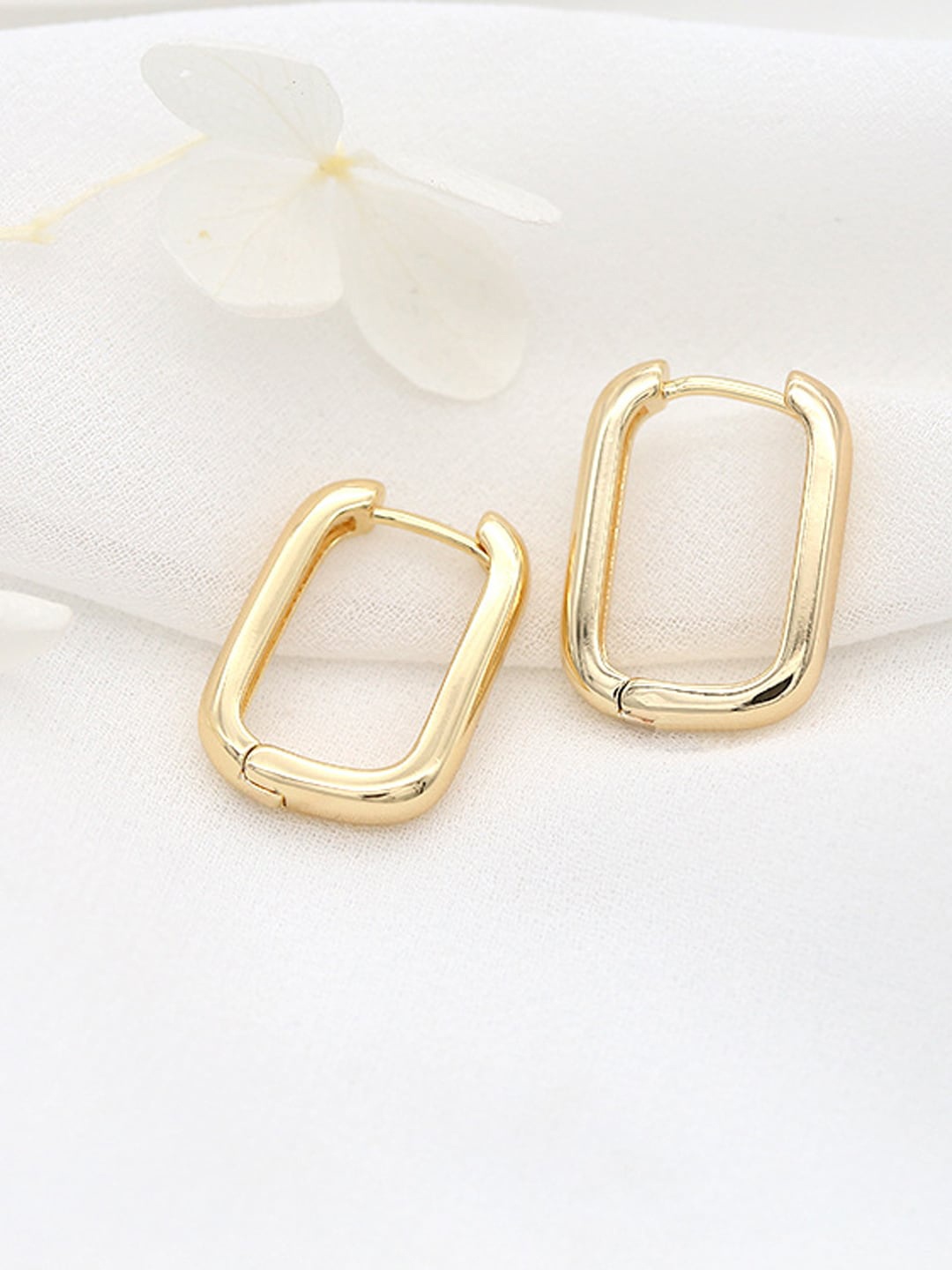 

VAGHBHATT Gold Plated Oval Hoop Earrings