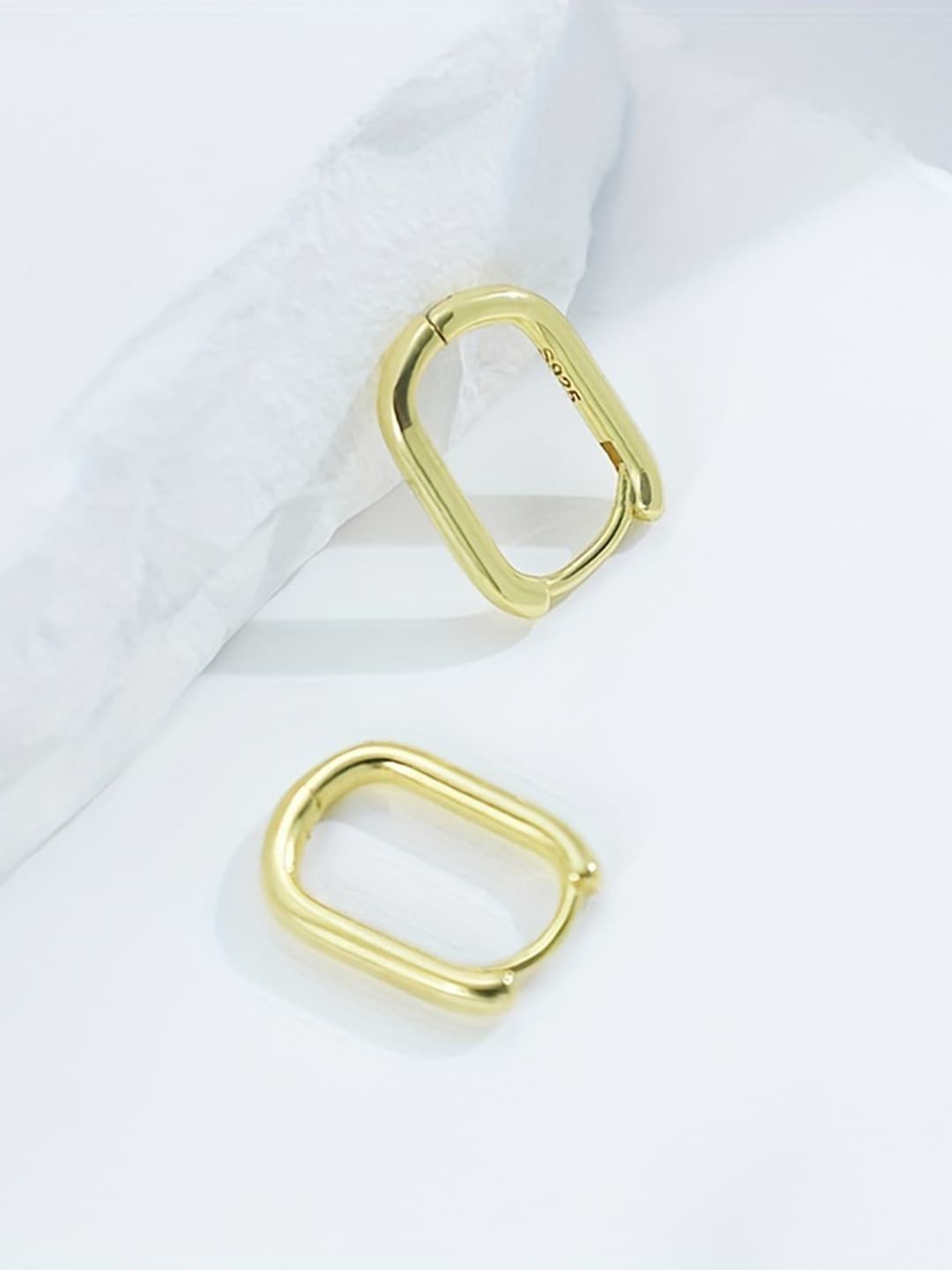 

VAGHBHATT Gold-Plated Oval Hoop Earrings