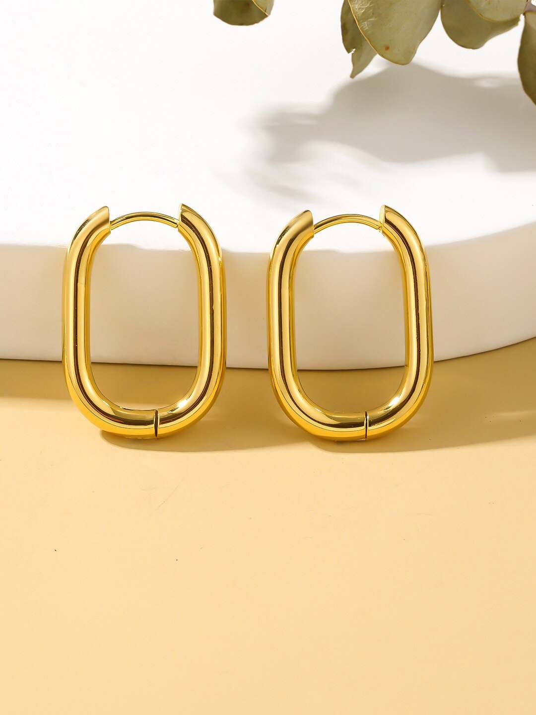 

VAGHBHATT Gold-Plated Oval Hoop Earrings