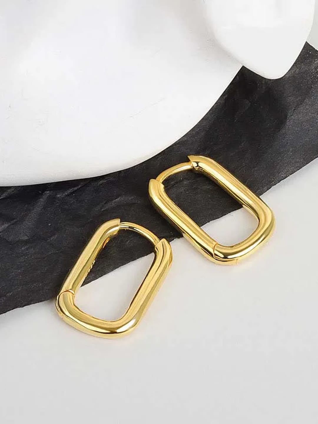 

VAGHBHATT Gold-Plated Oval Hoop Earrings