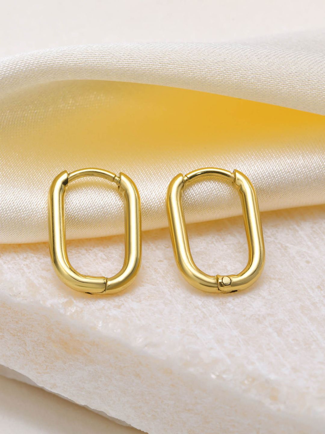 

VAGHBHATT Gold-Plated Oval Hoop Earrings