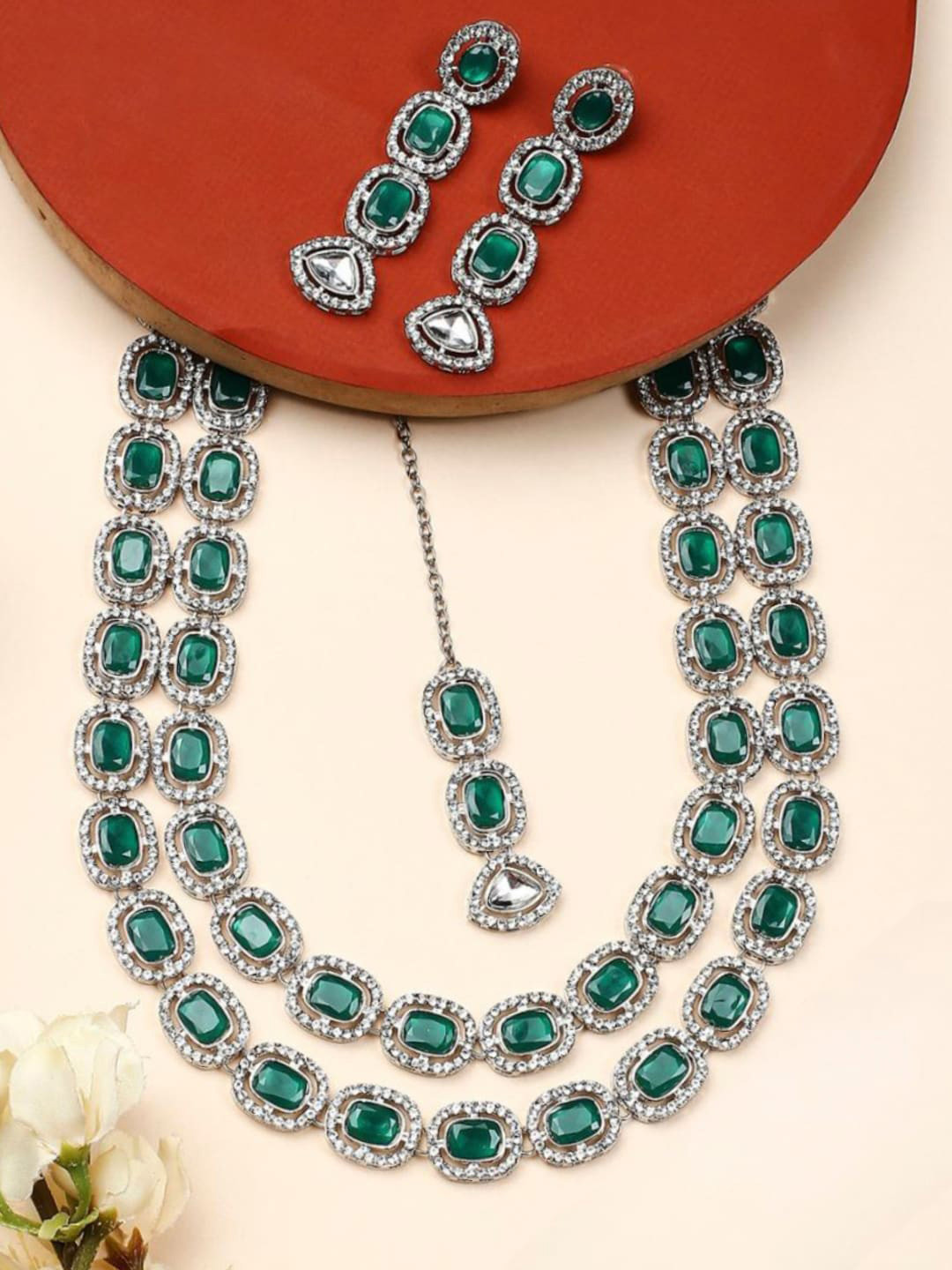

OOMPH Silver-Toned Kundan Stone-Studded Details Jewellery Set, Green