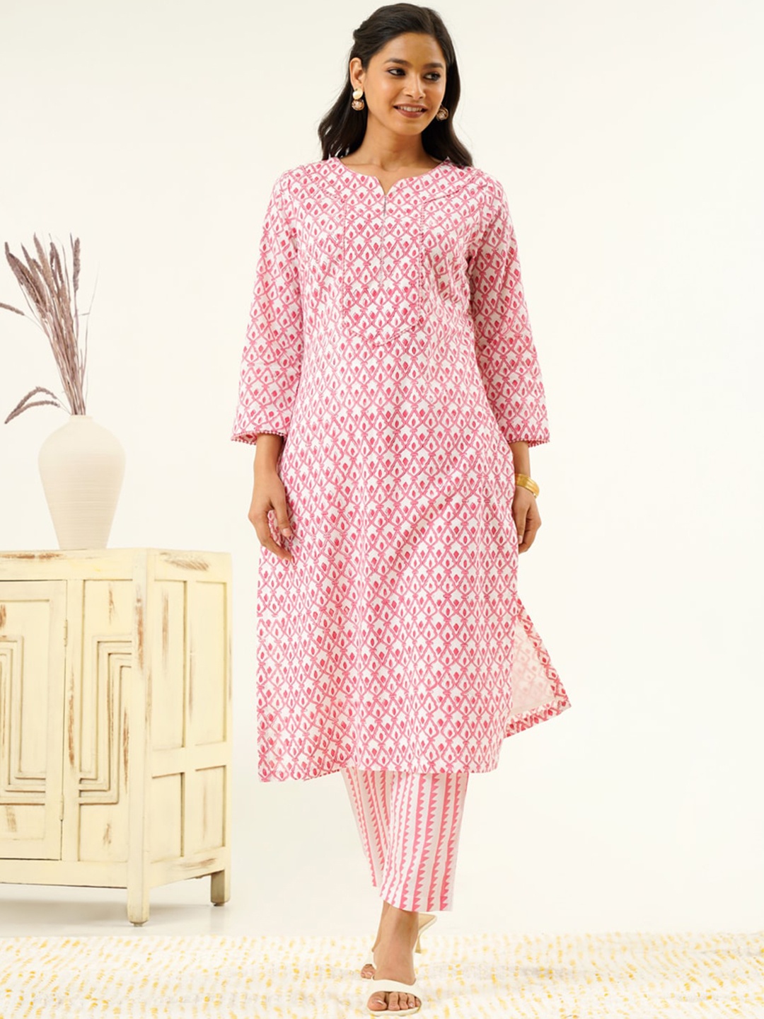 

indy Raaga Geometric Printed Cotton Straigth Kurta, Pink