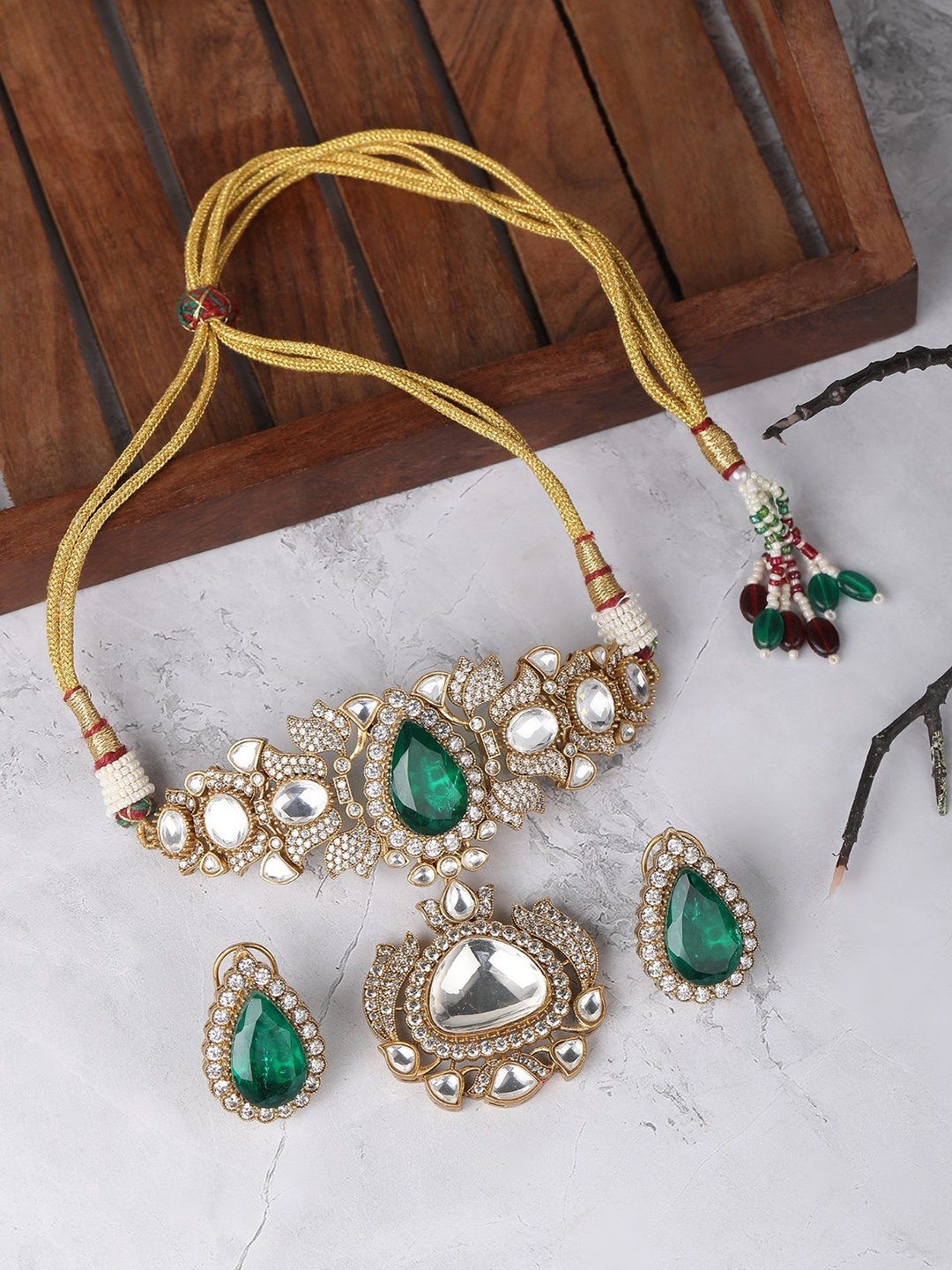 

AURAA TRENDS Gold-Plated Kundan-Studded & Beaded Jewellery Set