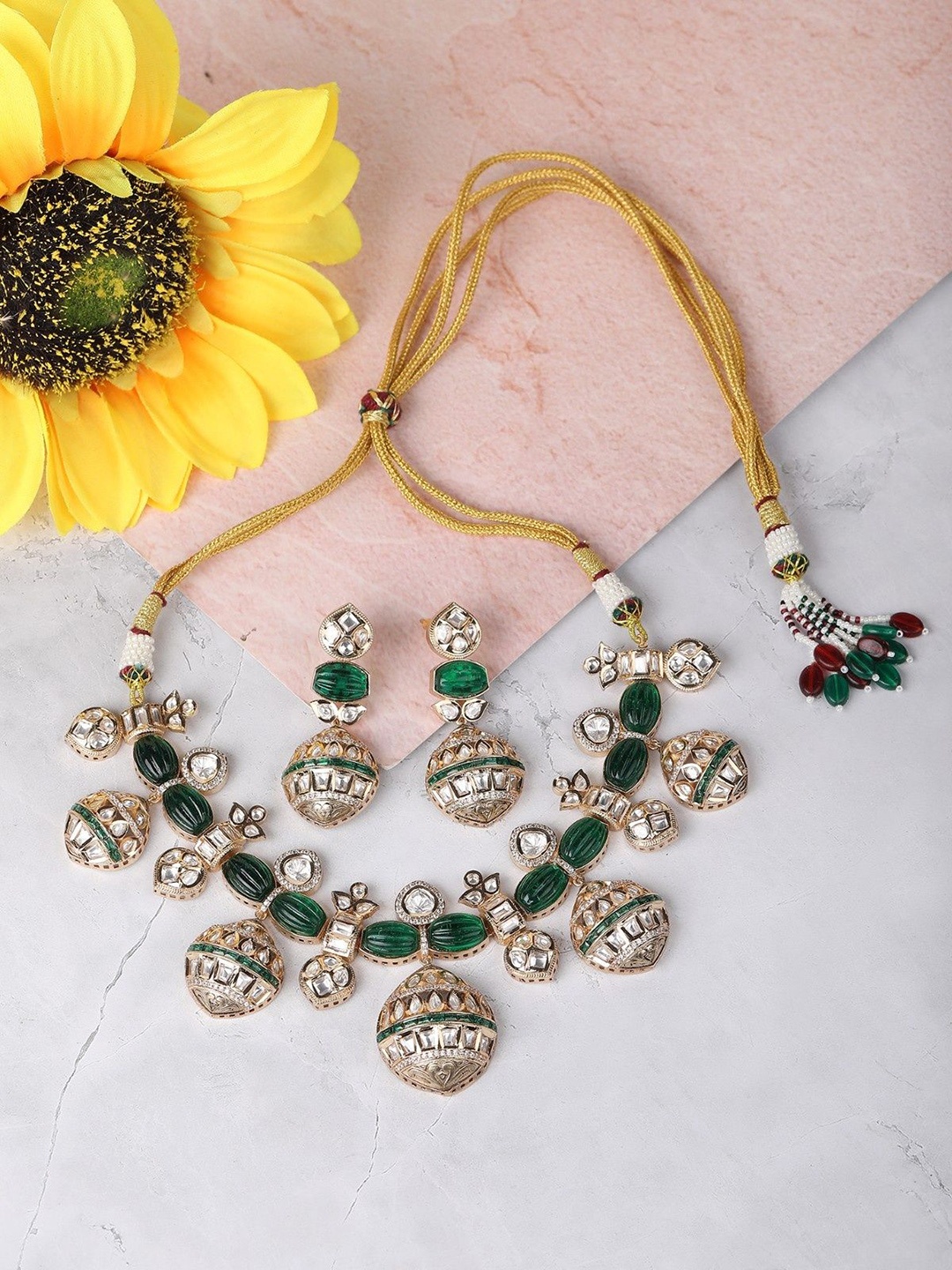 

AURAA TRENDS Gold-Plated Kundan-Studded & Beaded Jewellery Set