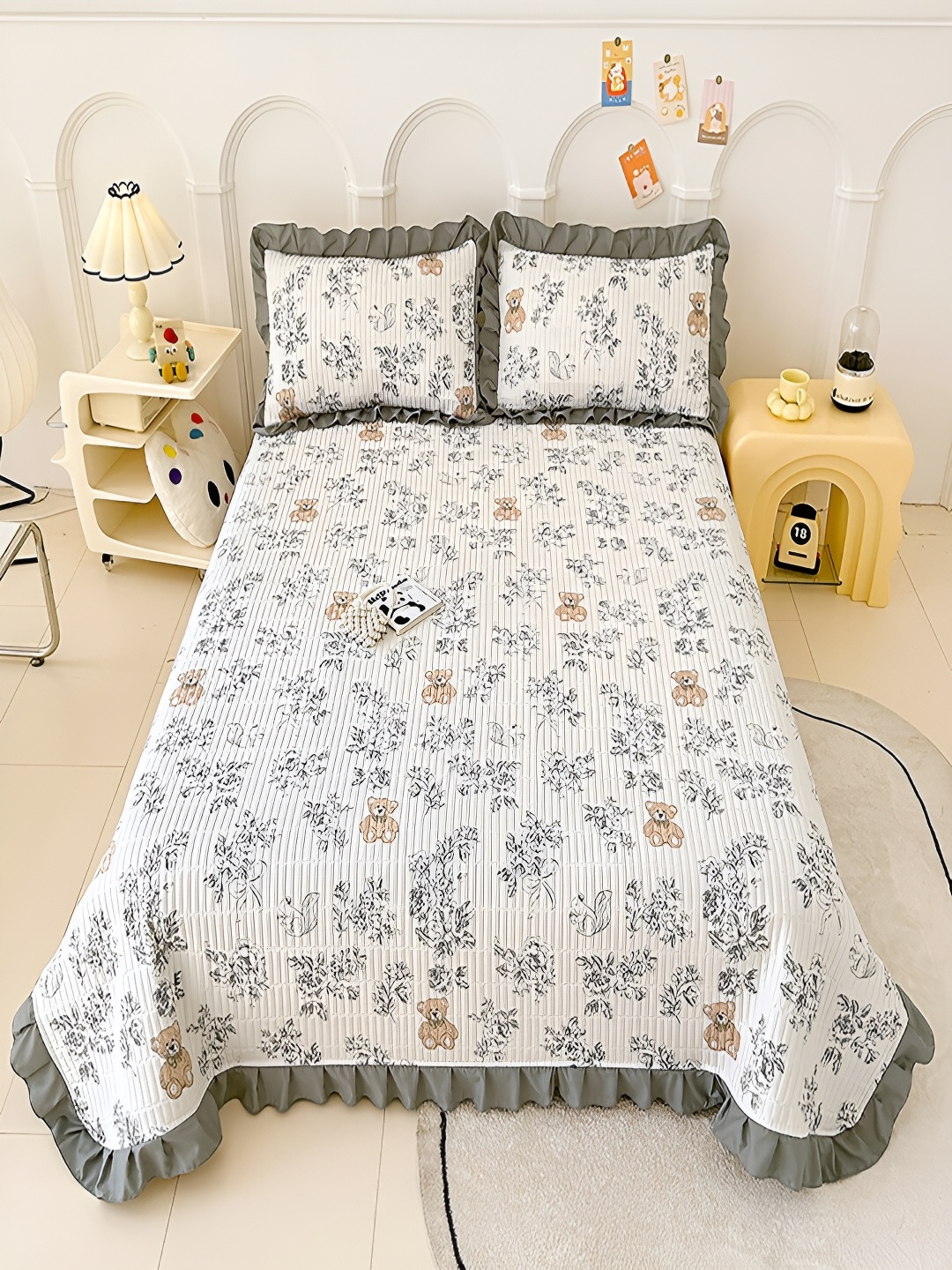 

JC HOME White & Grey Printed 162 TC Double Queen Bed Cover With 2 Pillow Covers