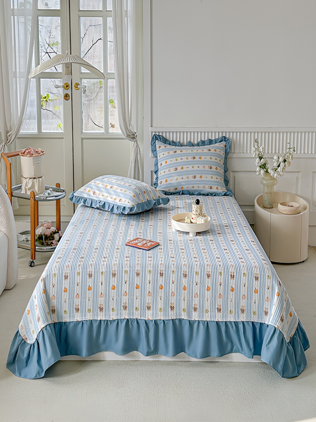 

JC HOME White & Blue Conversational 162 TC Double Superking Bed Cover & 2 Pillow Covers
