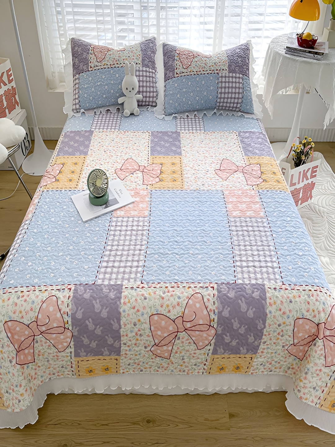 

JC HOME Blue & White Floral Printed 128 TC Double Queen Bed Cover & 2 Pillow Covers