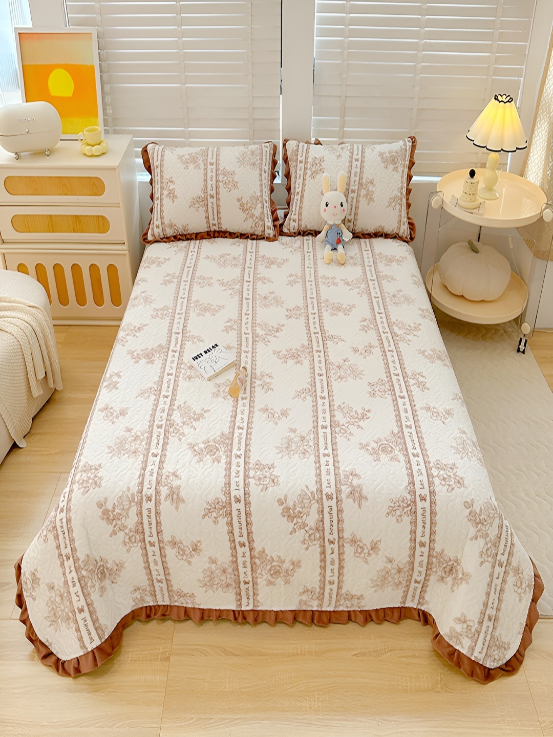 

JC HOME White & Beige Quilted 162TC Double King Bed Cover With 2 Pillow Covers
