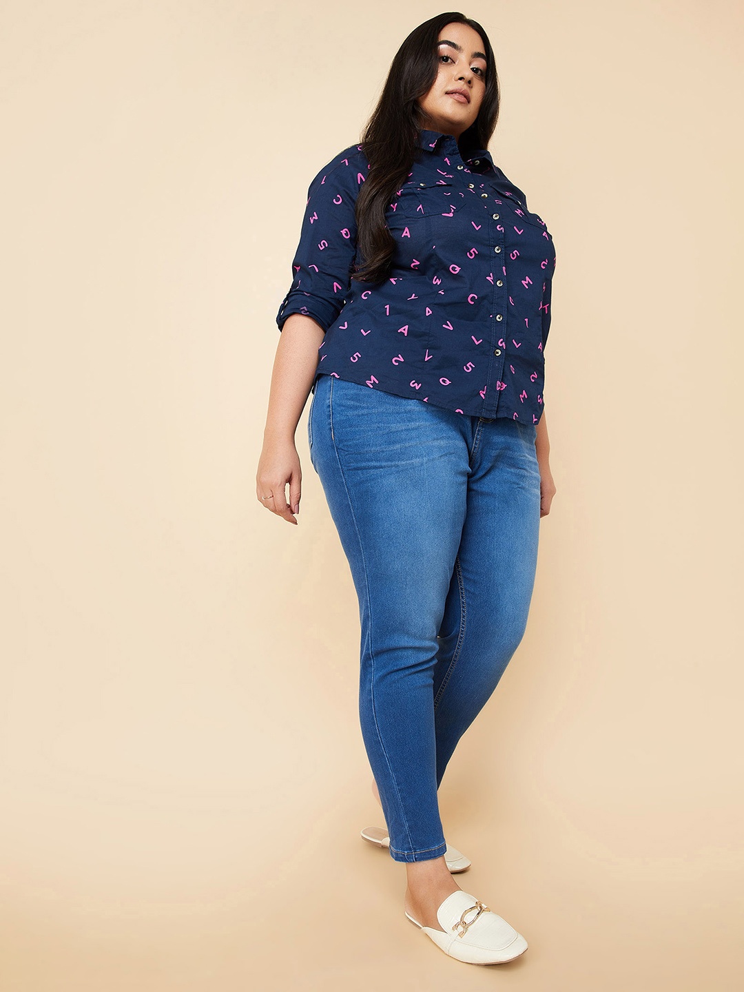 

max Plus Size Women Mid-Rise Light Fade Jeans, Blue