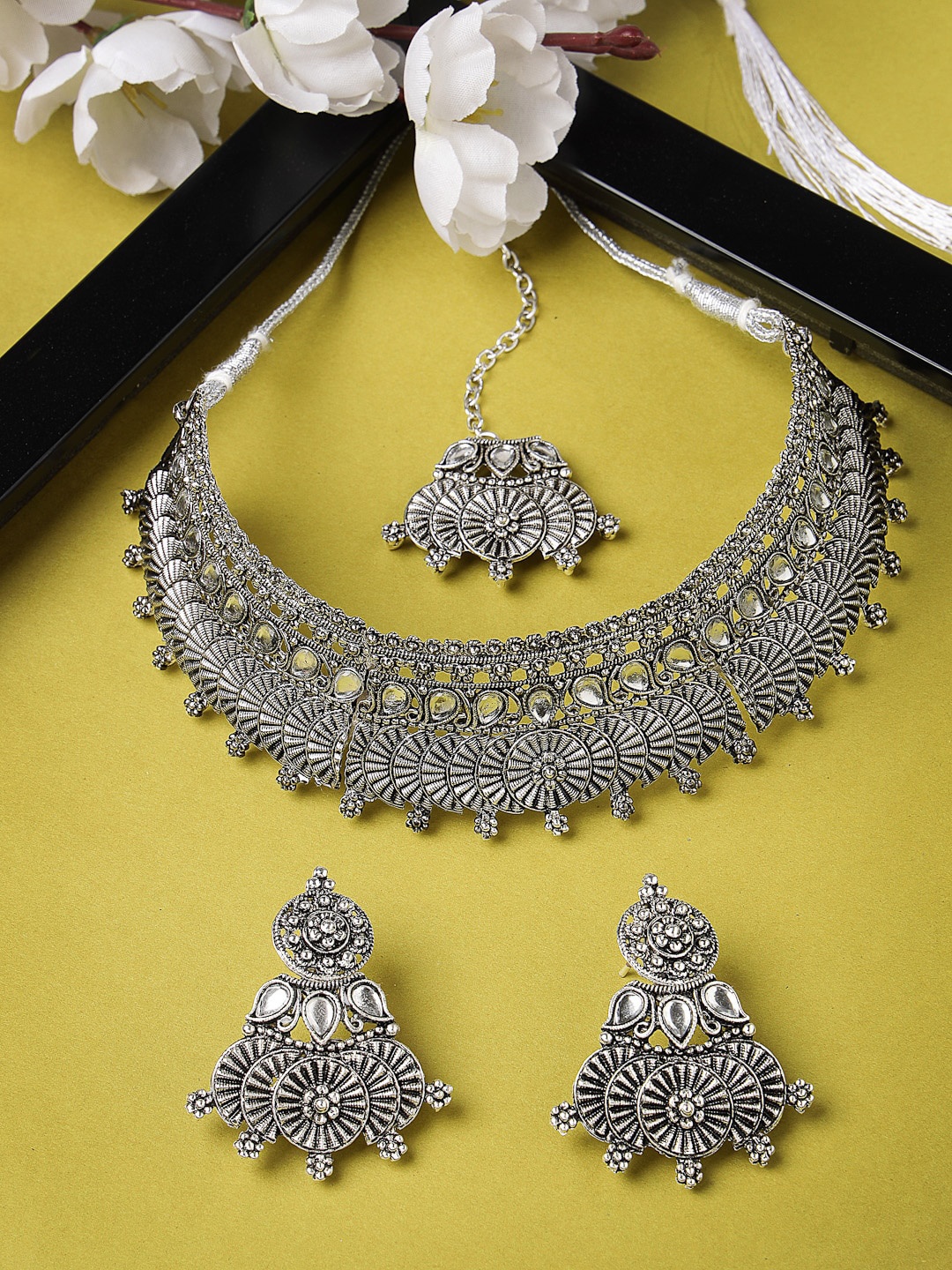 

Sukkhi Silver-Plated Kundan Studded Jewellery Set