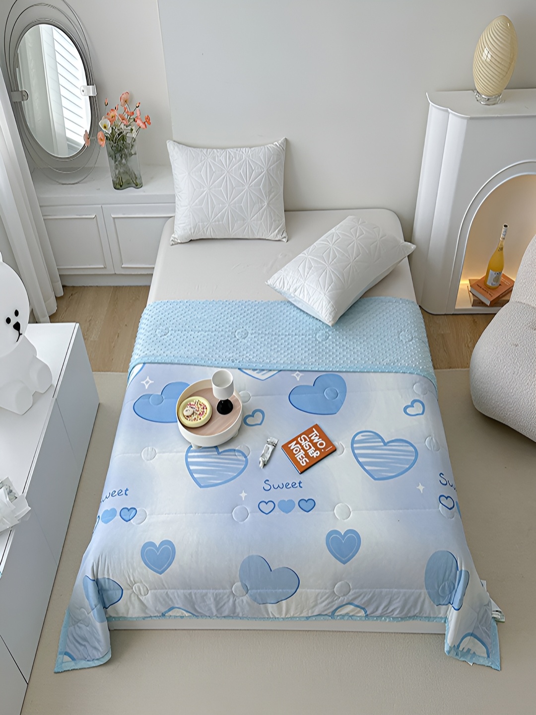 

JC HOME Blue & White Conversational AC Room 350 GSM Double Bed Quilt