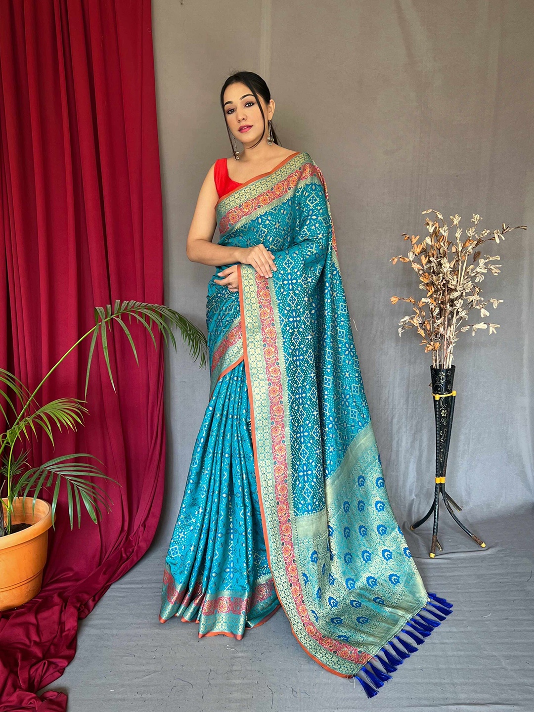 

DEVATITHI Ethnic Motifs Zari Silk Blend Patola Saree, Turquoise blue