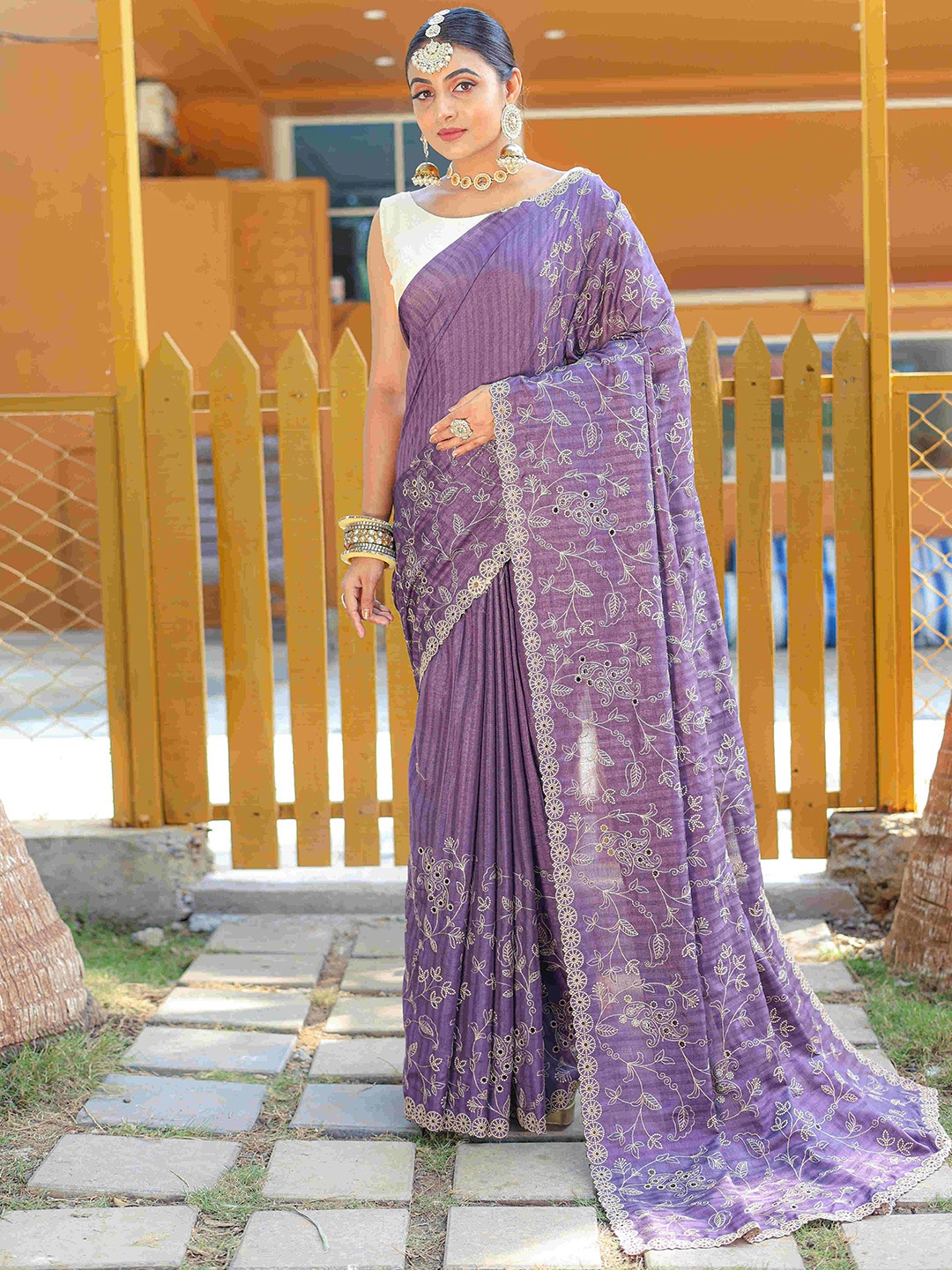 

DEVATITHI Floral Sequinned Pure Silk Saree, Purple