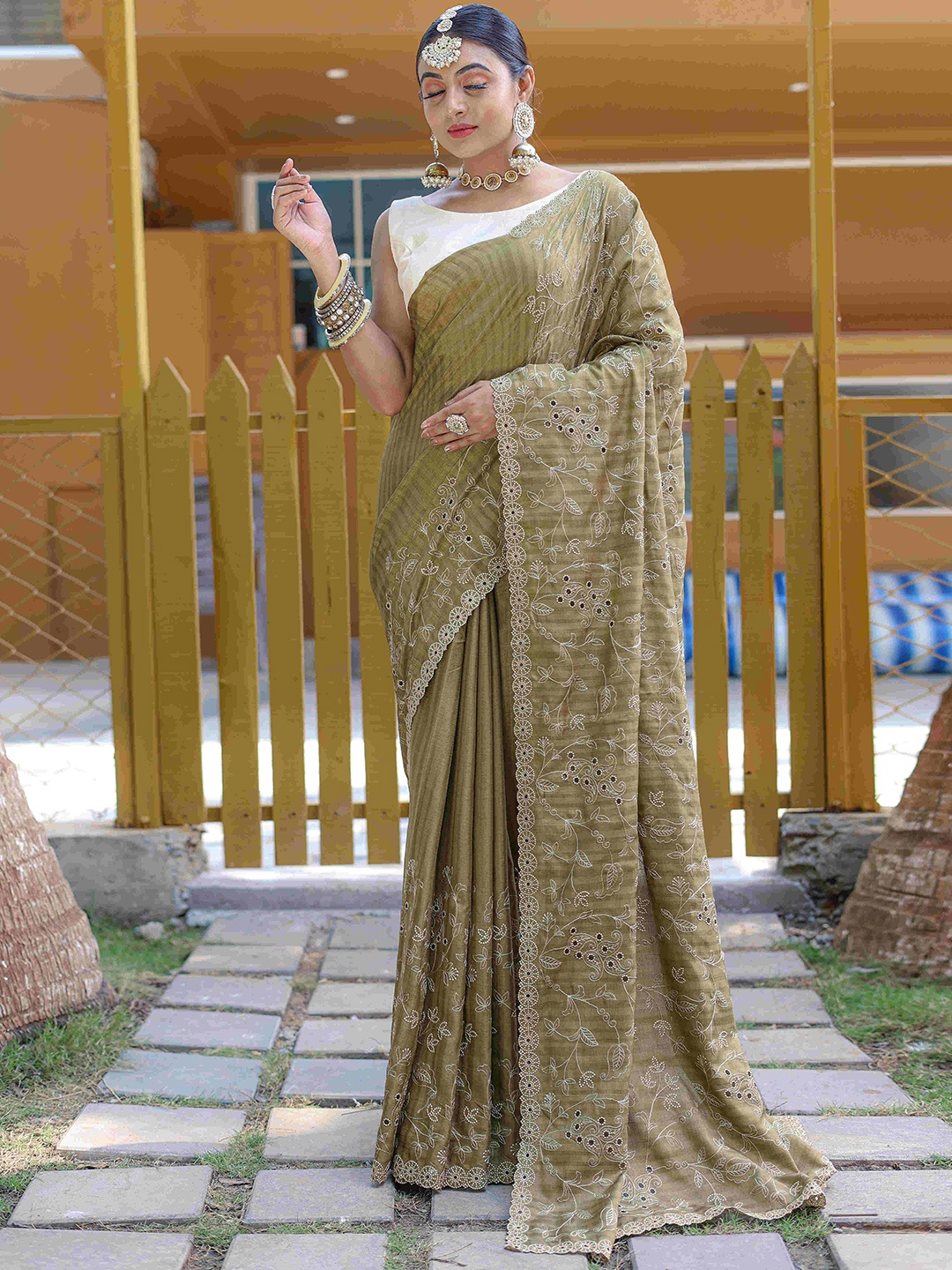 

DEVATITHI Floral Sequinned Pure Silk Saree, Green
