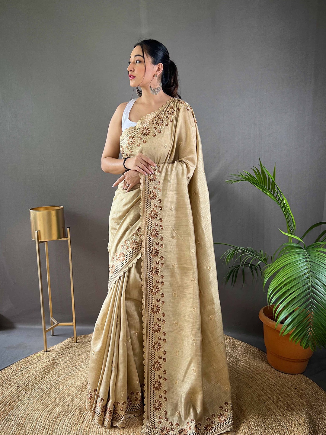 

DEVATITHI Floral Embroidered Pure Silk Saree With Blouse Piece, Cream