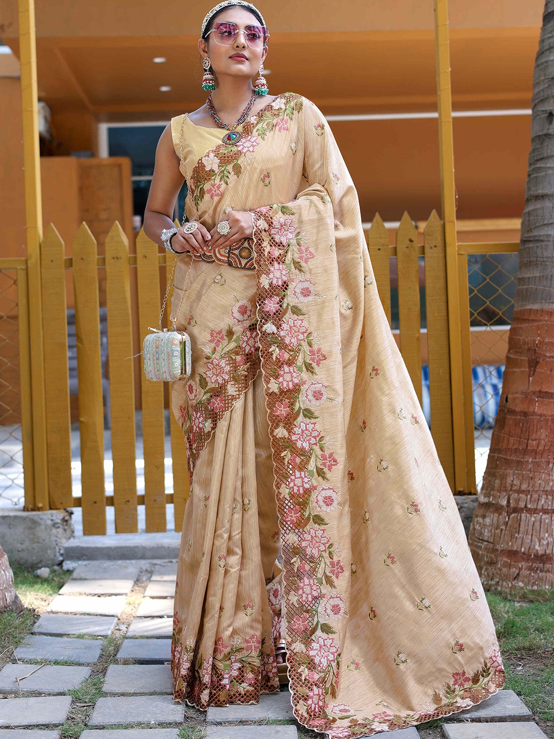 

DEVATITHI Floral Embroidered Pure Silk Saree, Cream