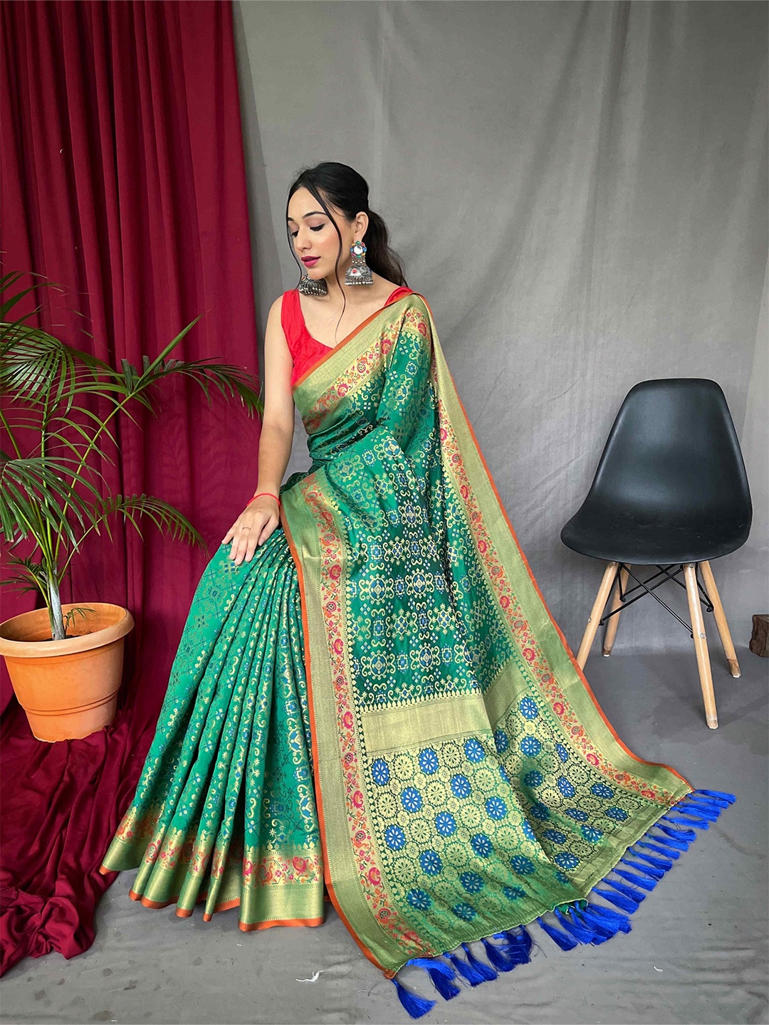 

DEVATITHI Ethnic Motifs Zari Silk Blend Patola Saree, Green