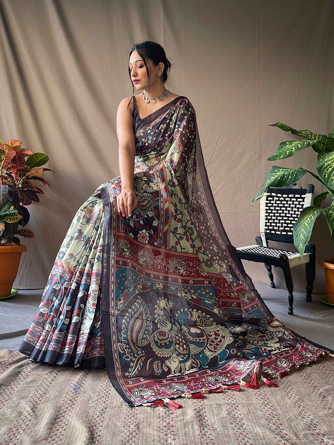 

DEVATITHI Floral Saree With Blouse Piece, Green
