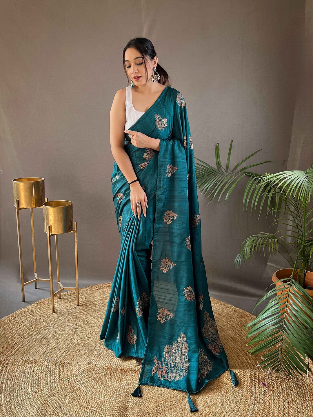 

DEVATITHI Floral Embroidered Pure Silk Saree With Blouse Piece, Blue