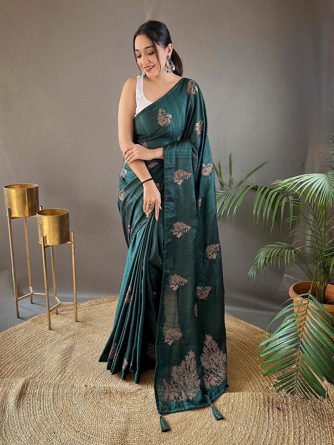 

DEVATITHI Floral Pure Silk Saree, Green