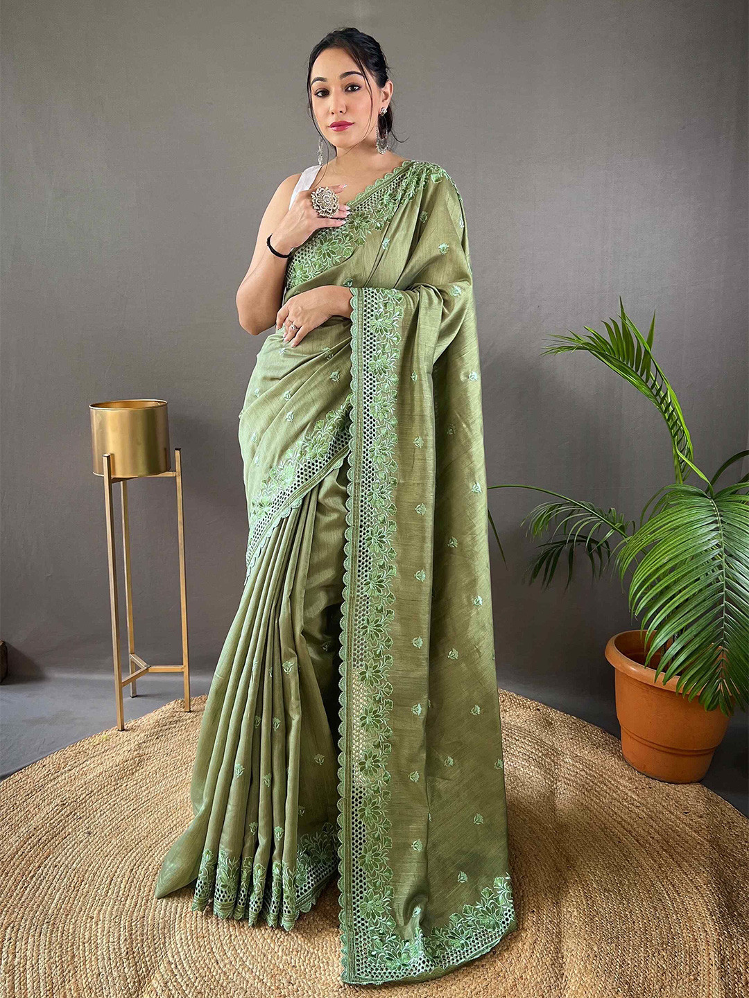 

DEVATITHI Floral Embroidered Pure Silk Saree, Green