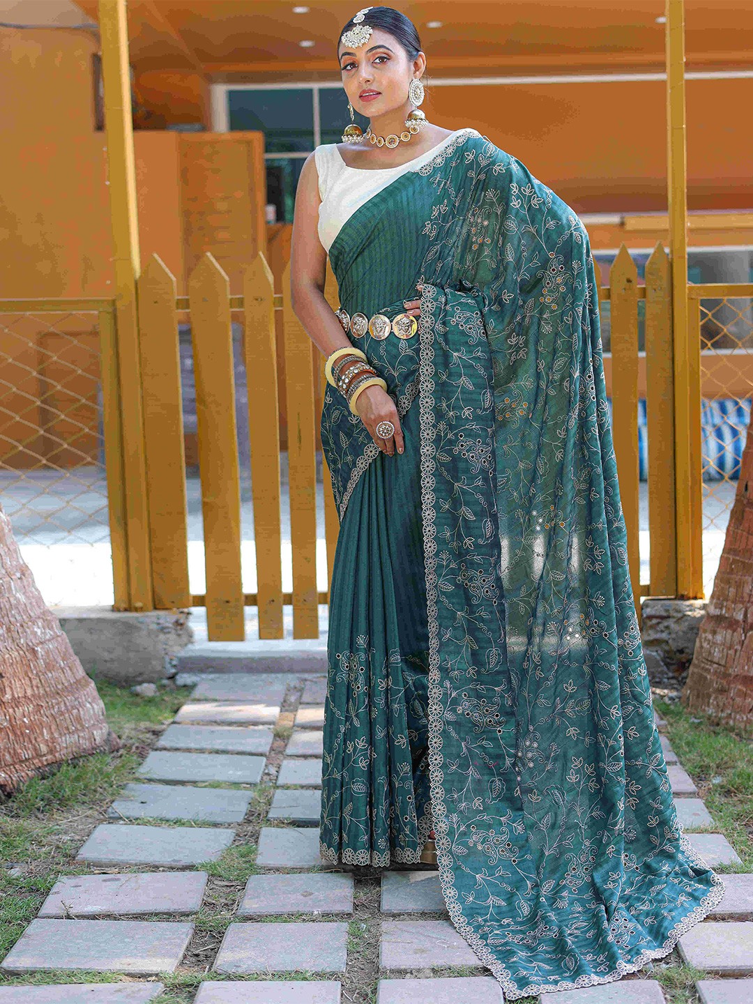 

DEVATITHI Floral Embroidered Pure Silk Saree, Green