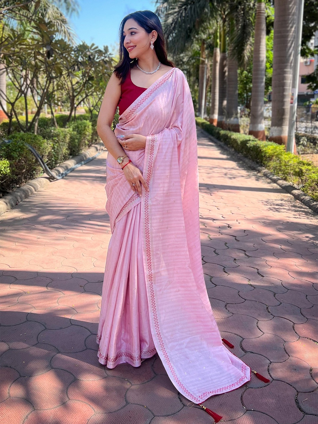

Chandbaali Embellished Beads and Stones Art Silk Saree, Pink