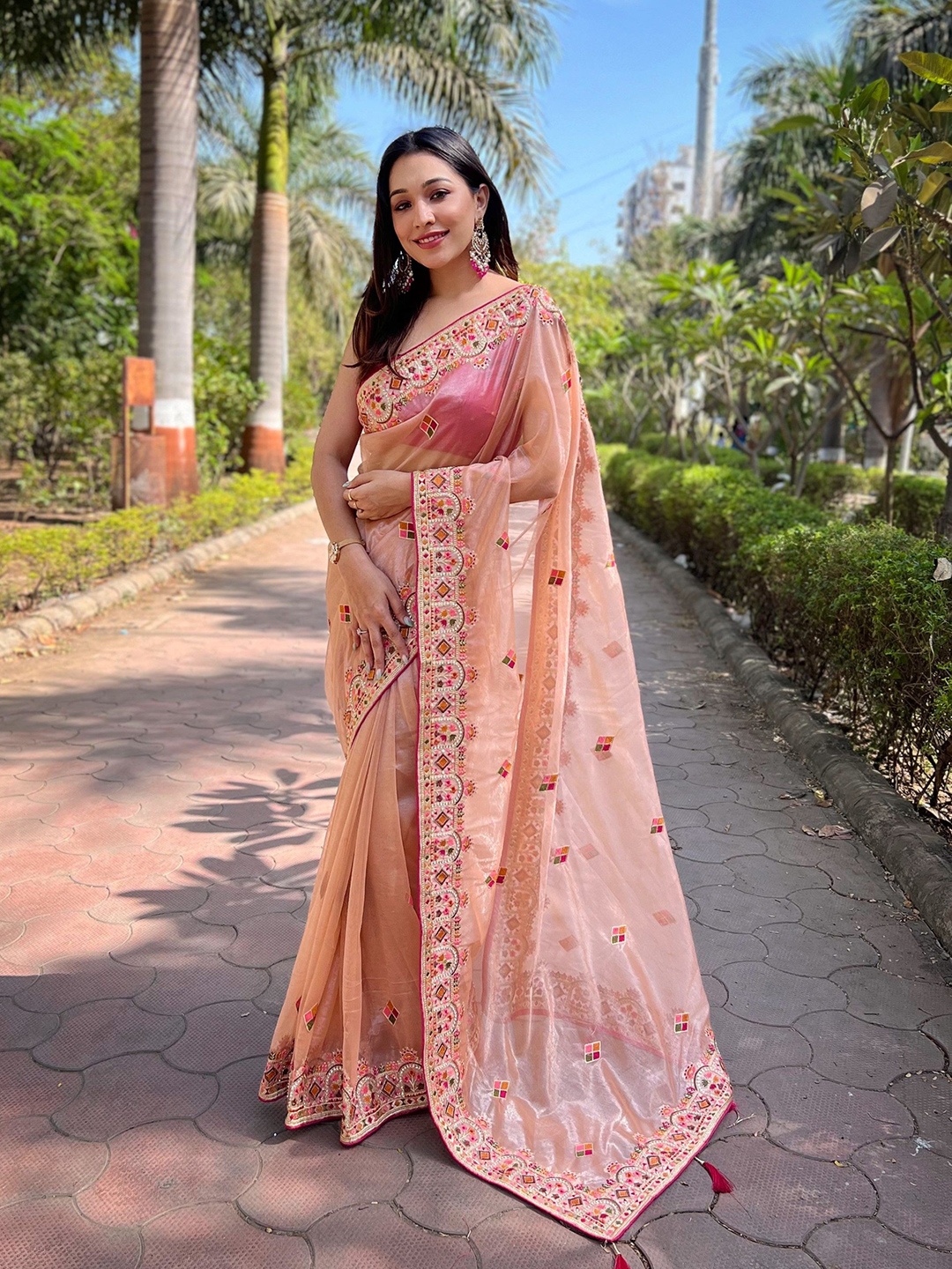 

Chandbaali Floral Embroidered Net Saree, Peach