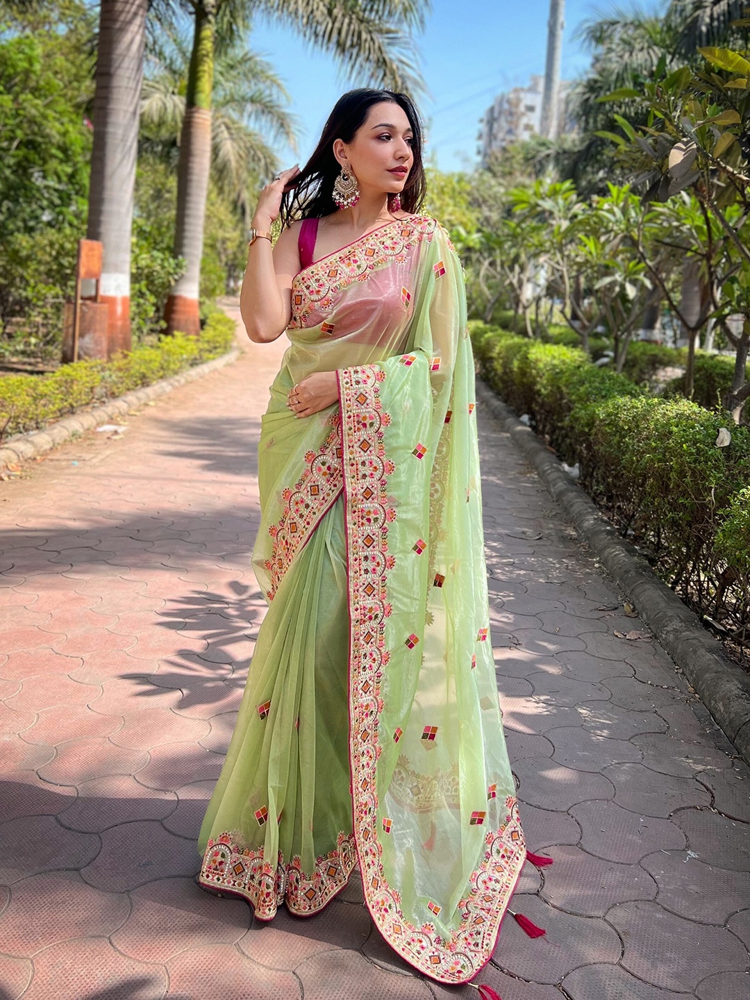 

Chandbaali Floral Embroidered Net Saree, Green