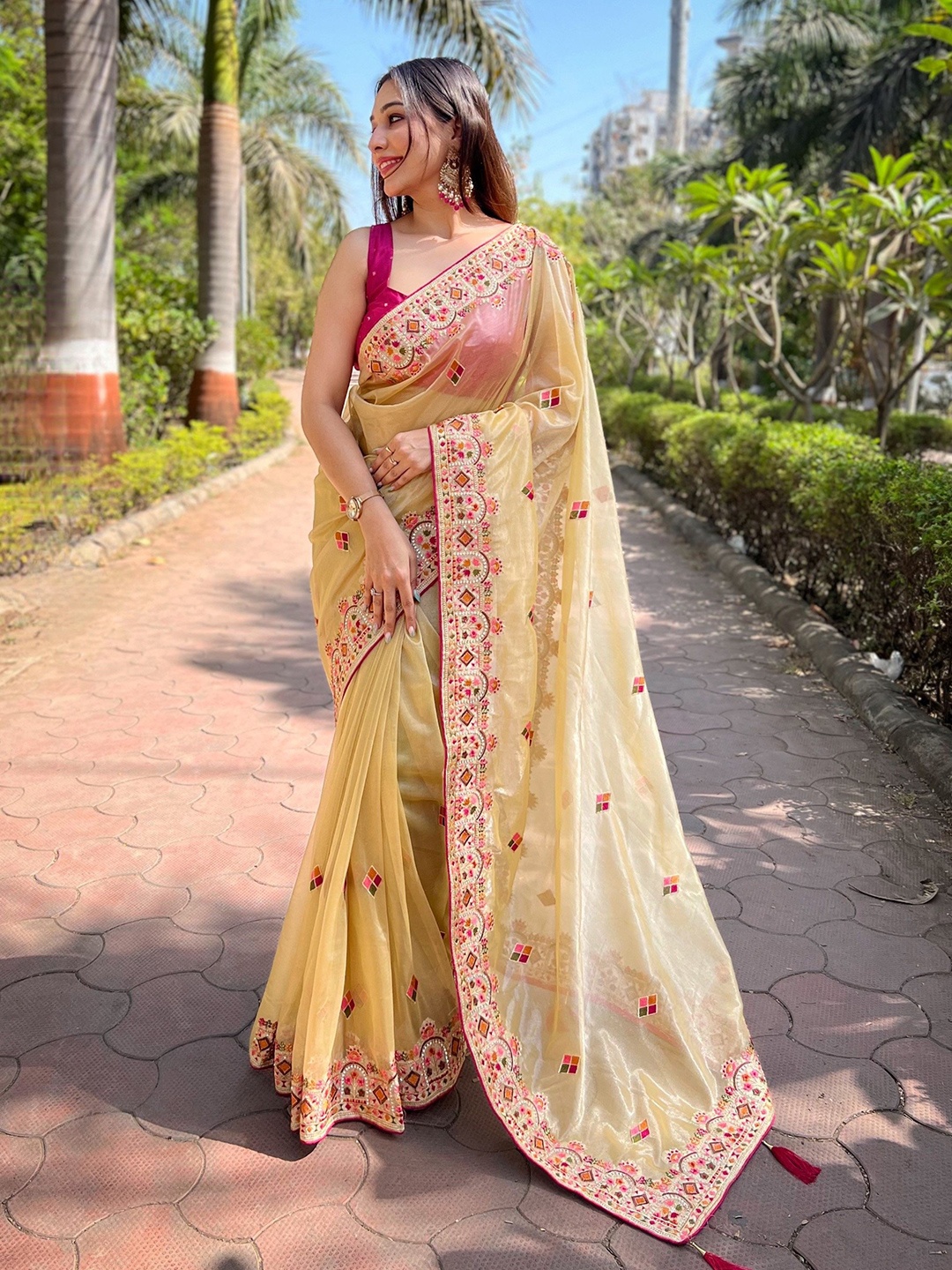 

Chandbaali Floral Beads and Stones Net Saree, Yellow
