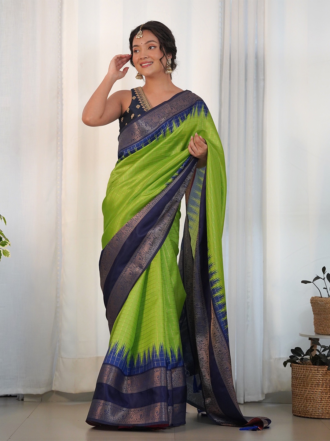 

Chandbaali Zari Art Silk Saree, Green