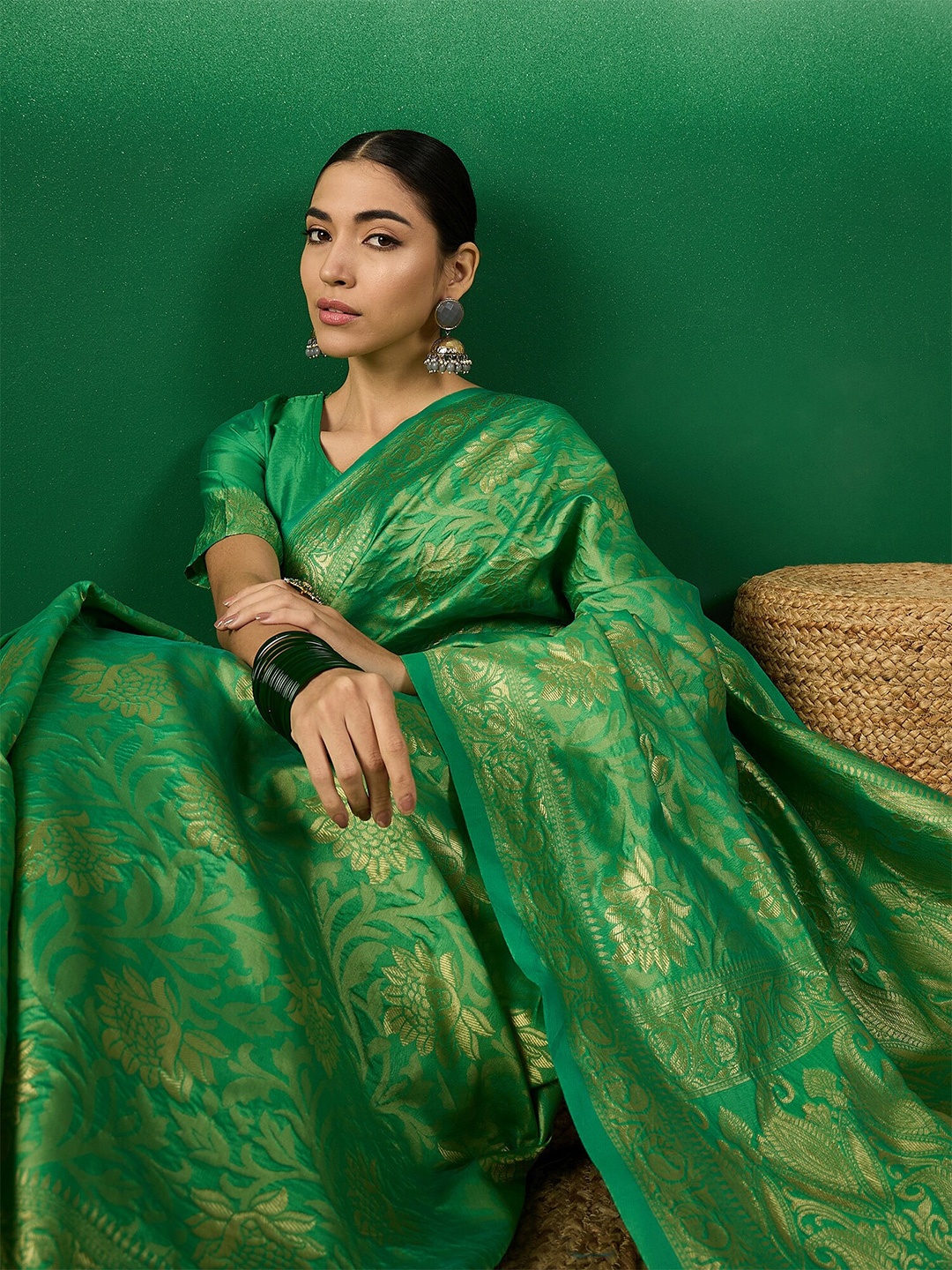 

Sangria Woven-Design Saree, Green