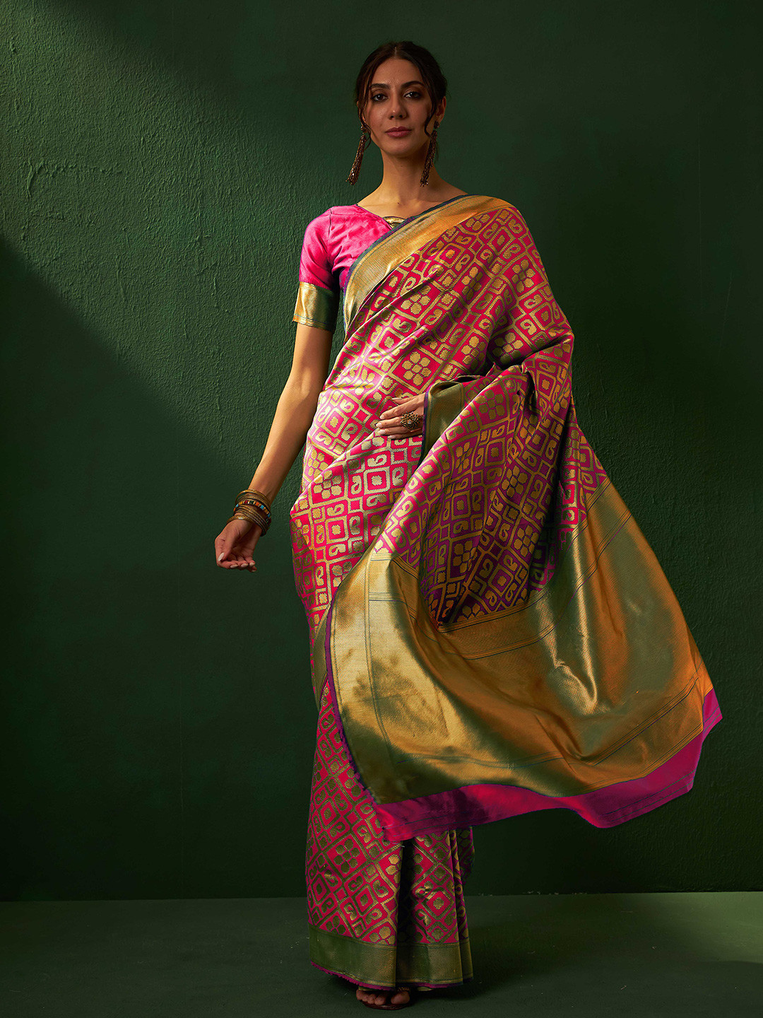 

Sangria Woven-Designed Saree With Blouse Piece, Pink