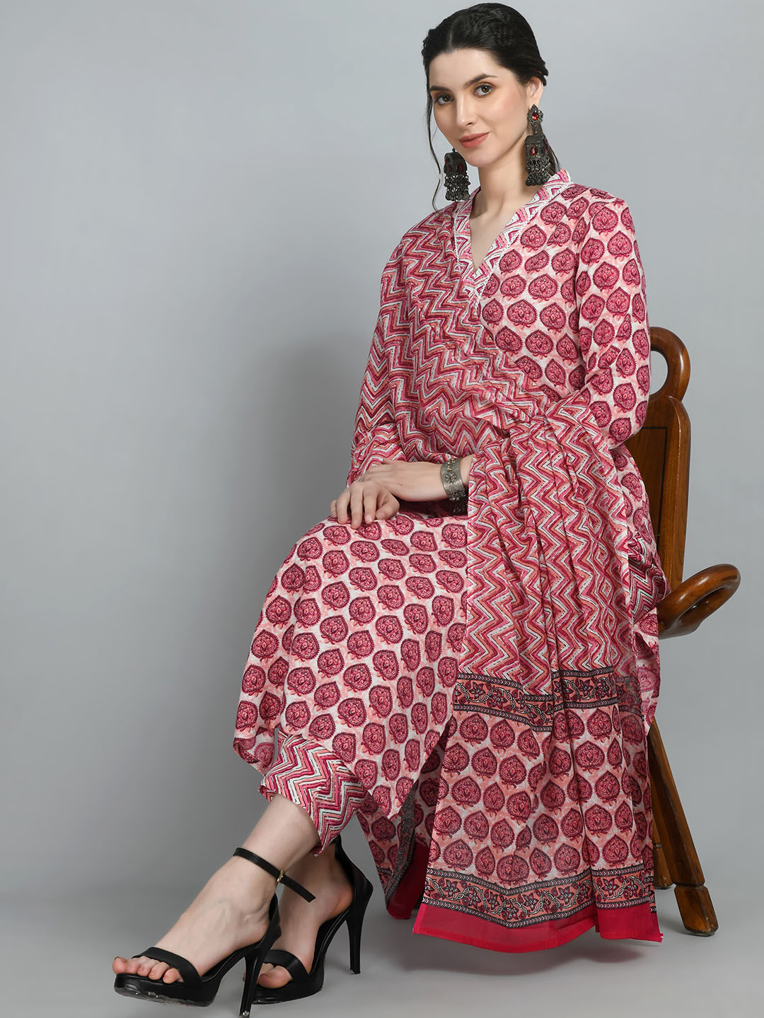 

DOISA Floral Printed Regular Straight Kurta with Trousers & Dupatta, Red